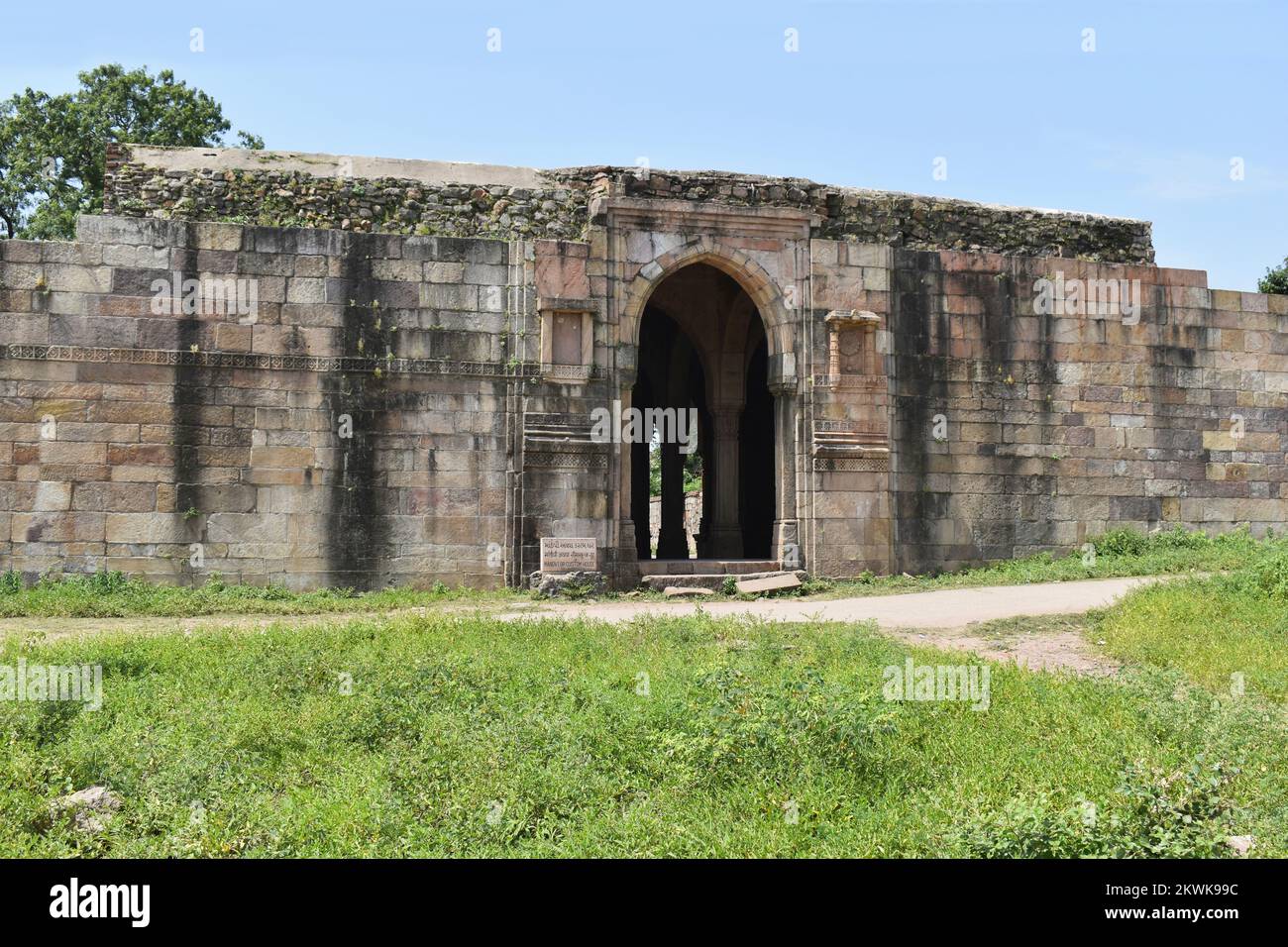Archway architettonico a Mandvi o Custom House, costruito in pietra e dettagli incisioni, è stato costruito dal Sultano Mahmud Begada 15th - 16th ° secolo. UN UNESCO Foto Stock