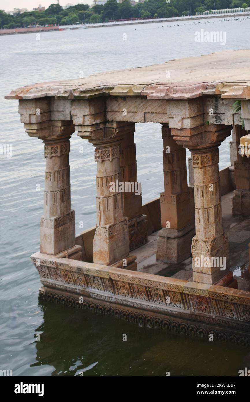Lago Kankaria, patrimonio architettonico Ghat con intricate sculture in pietra, tiro verticale, costruito nel 15th ° secolo 1451 dall'imperatore Qutb-ud-DIN Ahmad S. Foto Stock