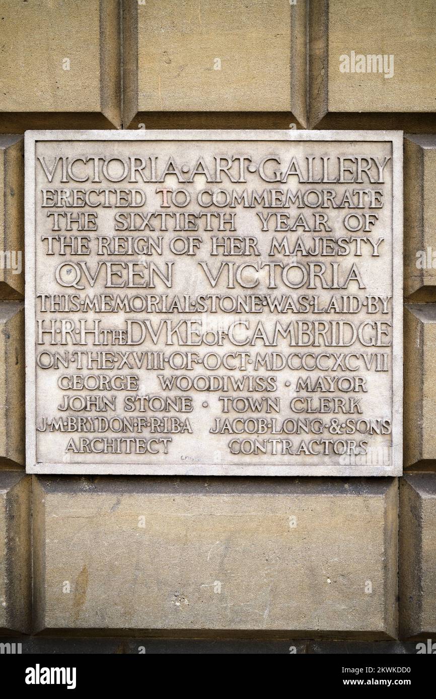 Targa commemorativa all'esterno della Victoria Art Gallery a Bath, Inghilterra Foto Stock