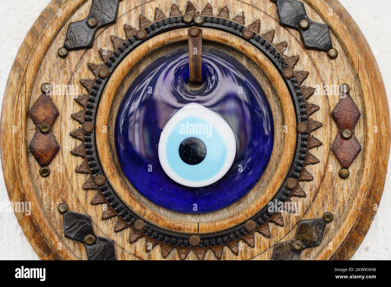 Occhio blu turco. Tradizionale decorazione nazionale turca e amuleto per la buona fortuna e la protezione. L'occhio di vetro blu è usato nelle decorazioni interne. Foto di alta qualità Foto Stock