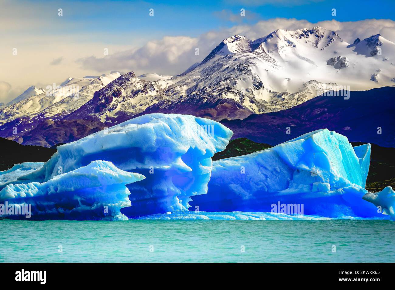 Ande innevate e Lago Argentina con iceberg vicino a El calafate, Patagonia Foto Stock