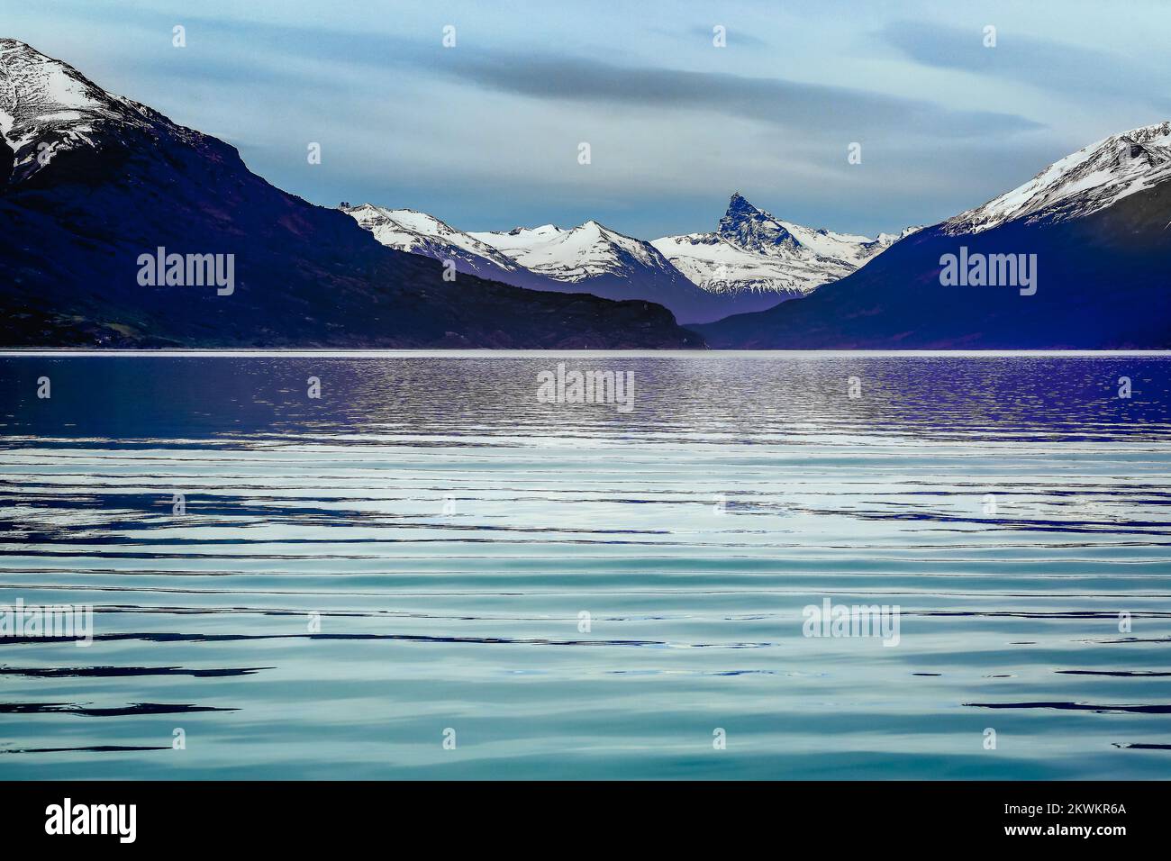 Ande innevate e Lago Argentina vicino a El calafate, paesaggio della Patagonia Foto Stock