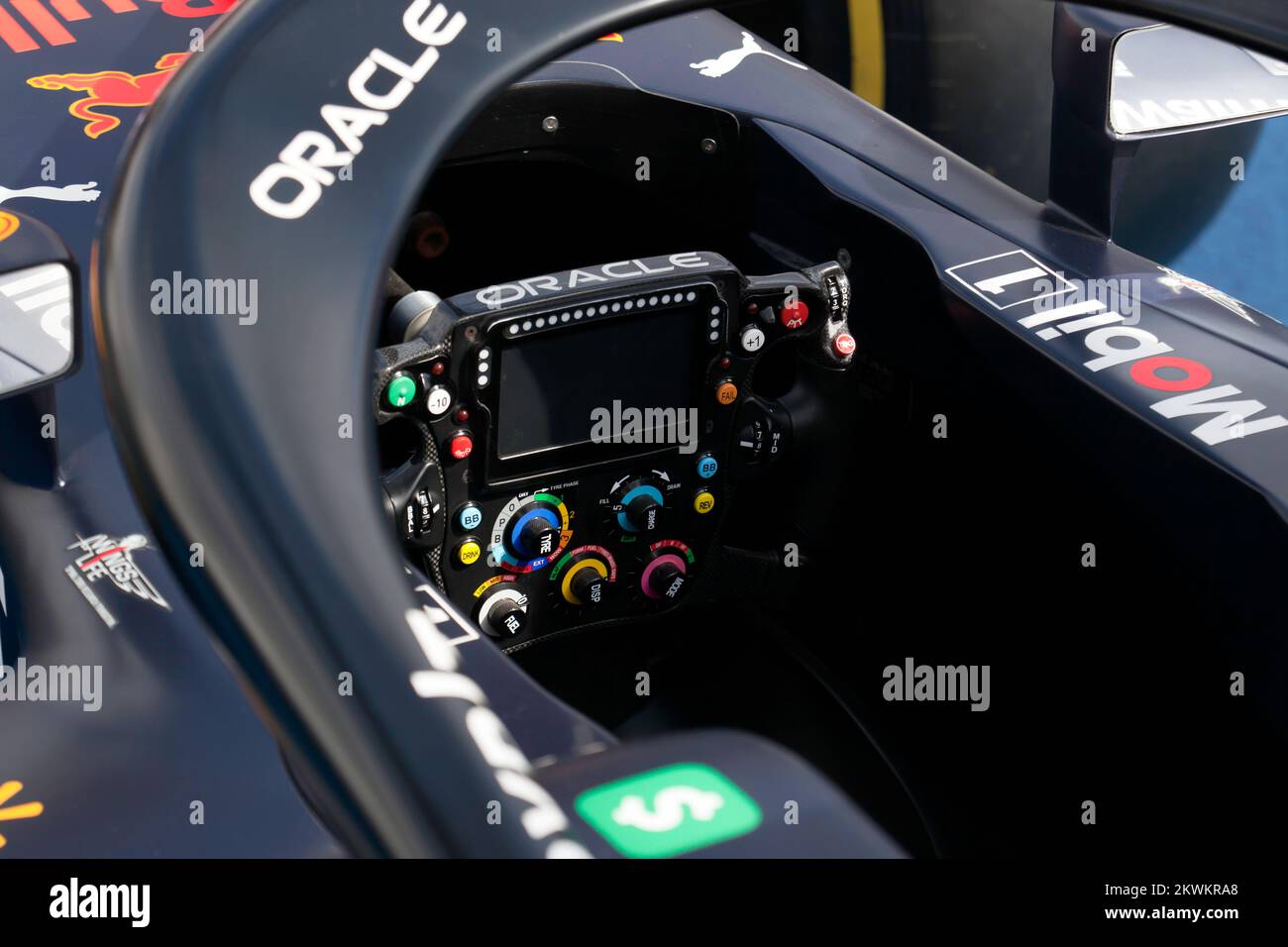 Vista del Cockpit e volante della Redbull Racing 2021 Formula uno con la vettura guidata da Sergio Pérez e Max Verstappen Foto Stock