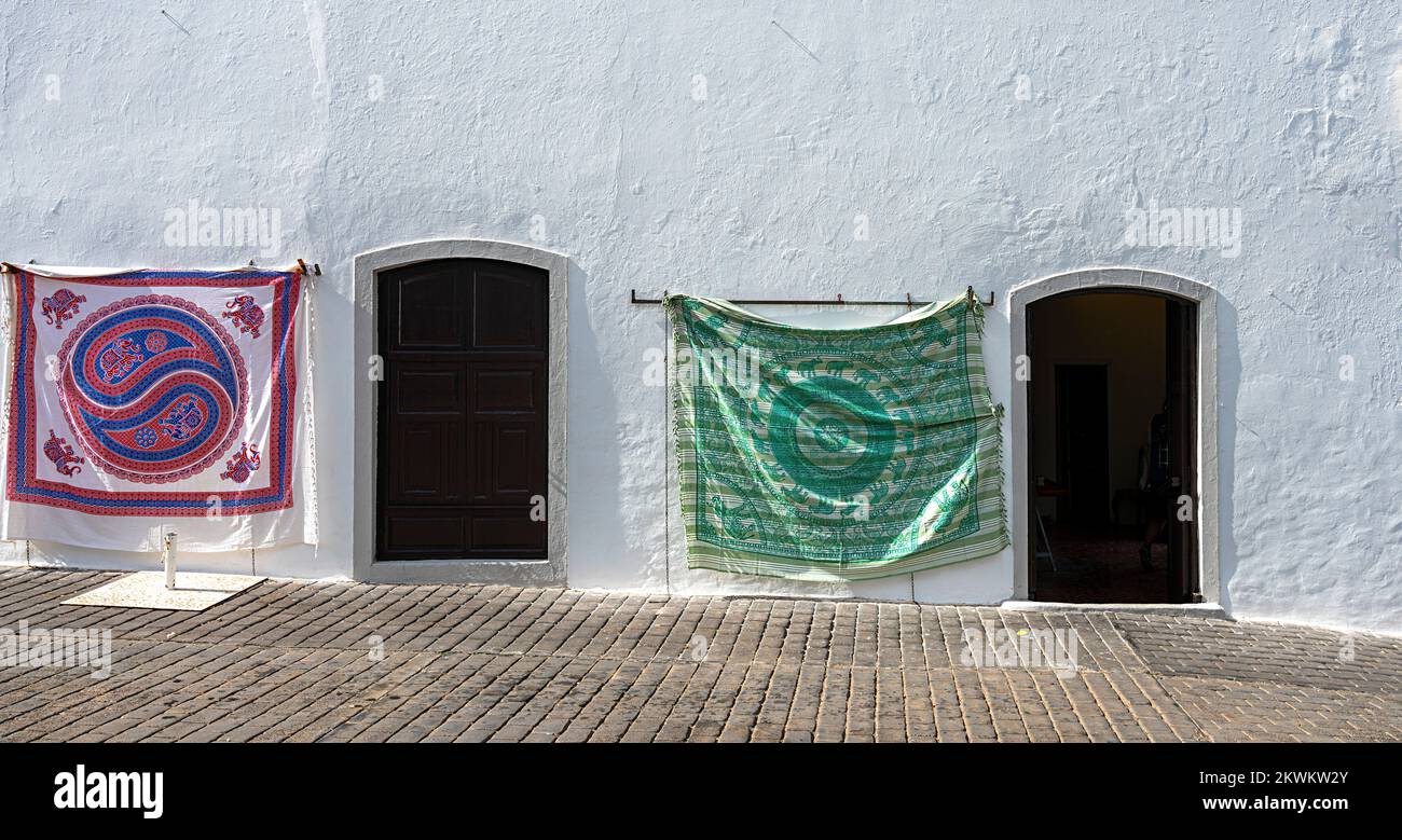 Dettaglio della facciata, Porte e finestre sugli edifici residenziali di Teguise, Lanzarote, Isole Canarie, Spagna Foto Stock