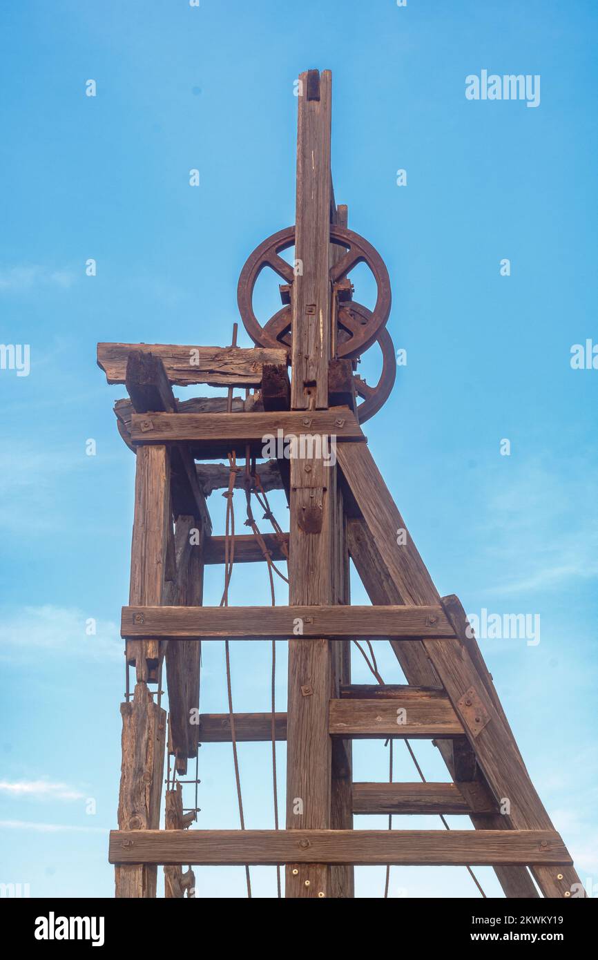 Derrick in legno con ingranaggi in metallo, Mazarron, Spagna Foto Stock