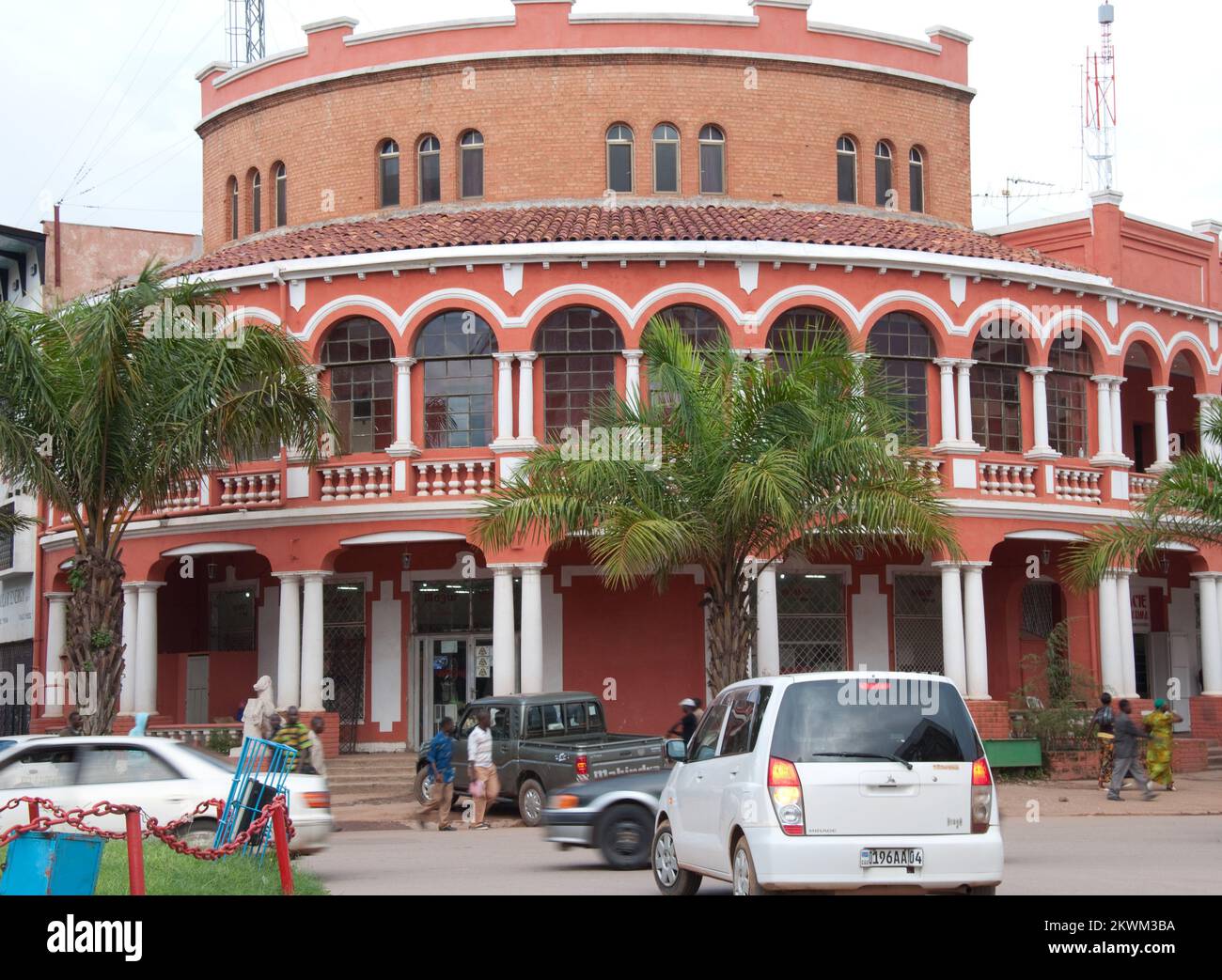 Street scene, Centro di Lubumbashi, Provincia di Katanga, Repubblica Democratica del Congo. Edificio splendidamente mantenuto sulla piazza principale; automobili, Foto Stock