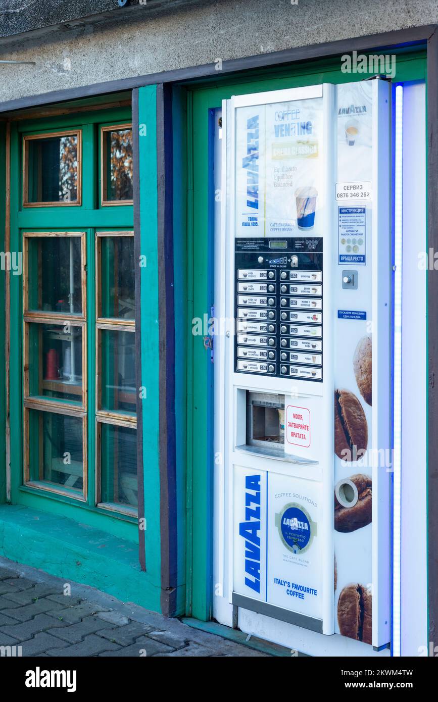 Distributore automatico di caffè Lavazza per uso pubblico in una proprietà privata a Sofia, Bulgaria, Europa orientale, Balcani, UE Foto Stock