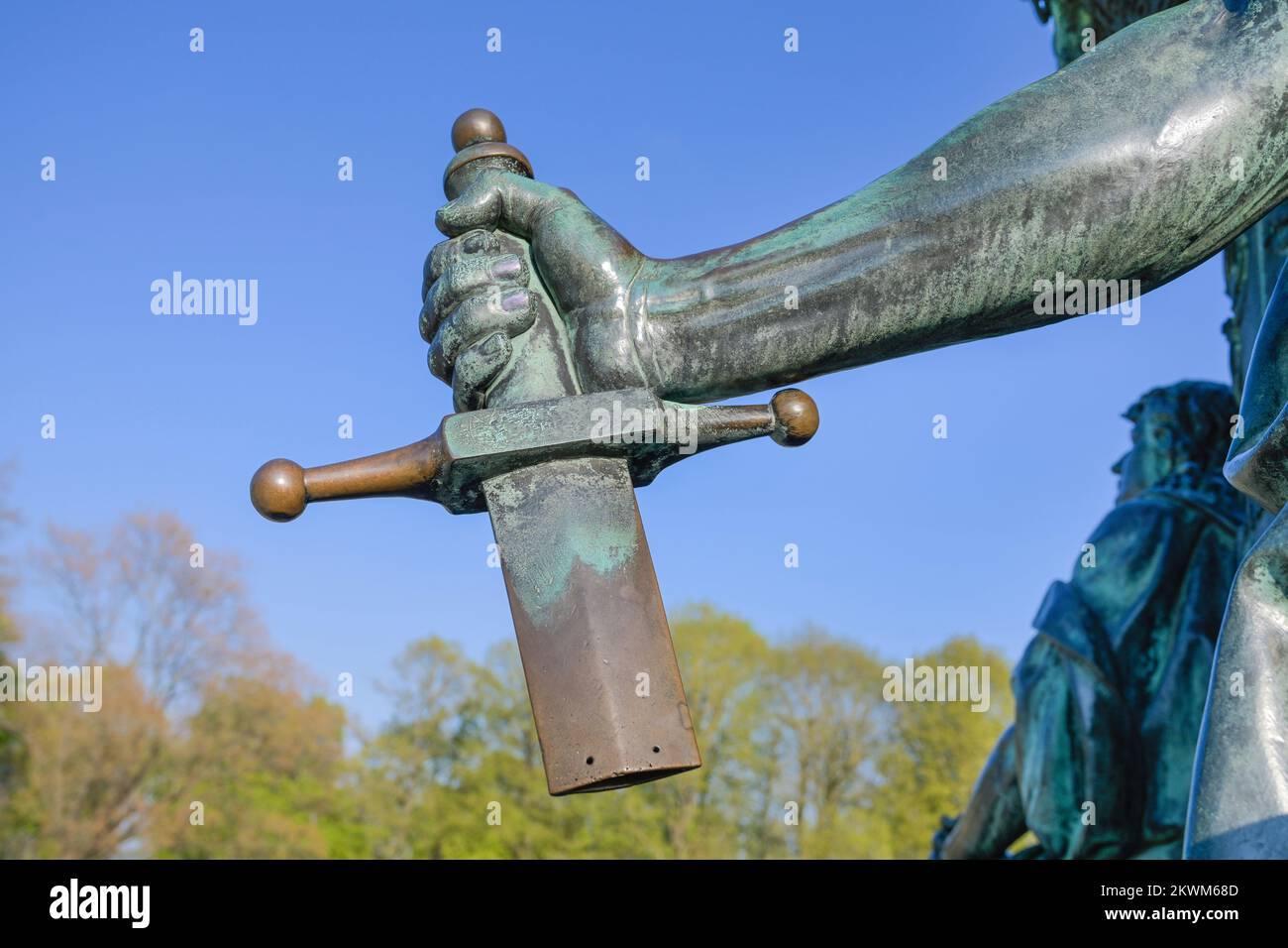 Zerbrochenes Schwert, Detail, Sockelfigur Stärke und Wehrkraft, Reiterdenkmal Friedrich Franz II, Schwerin, Mecklenburg-Vorpommern, Deutschland Foto Stock