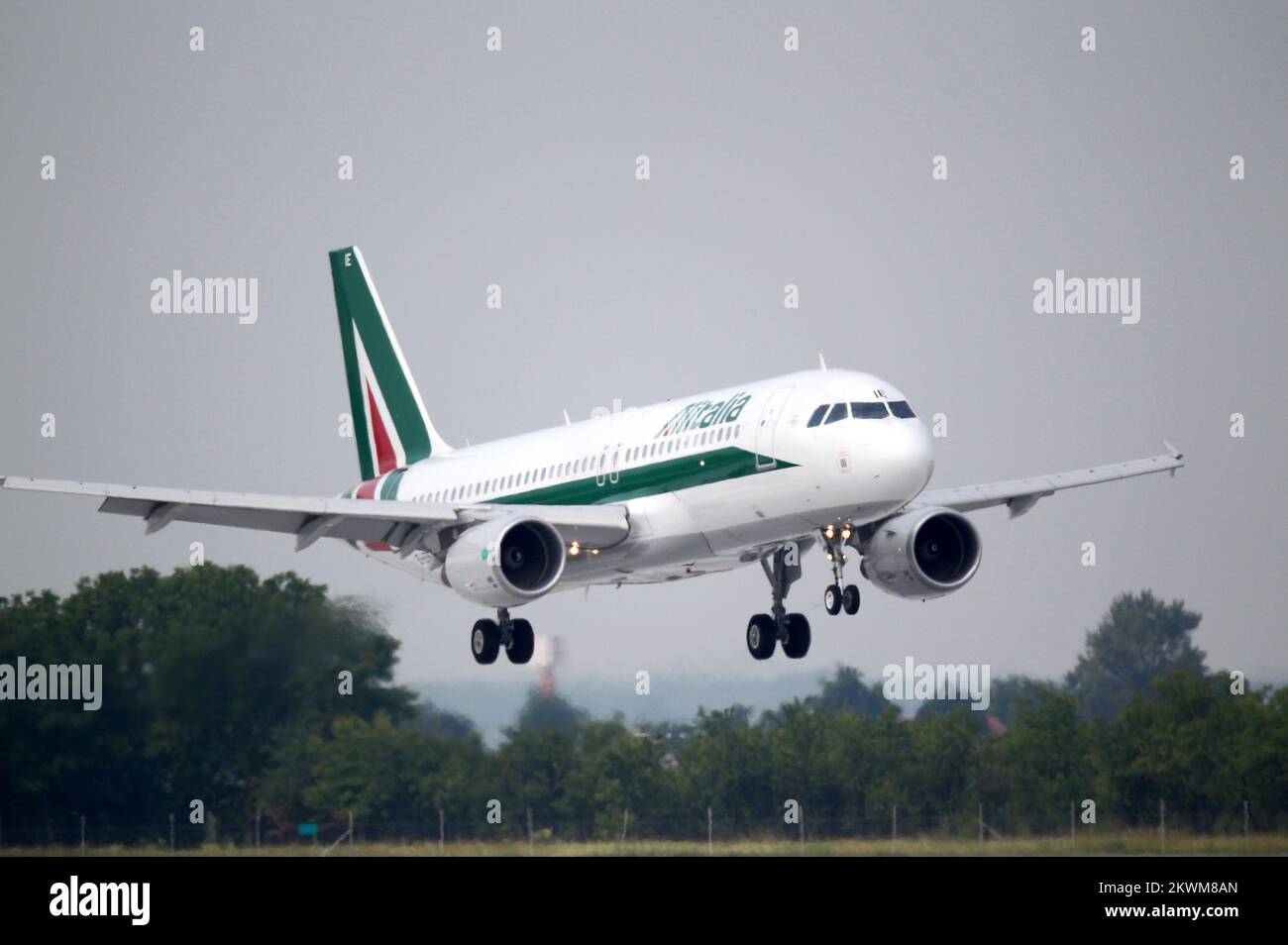 Papa Benedetto XVI è sbarcato all'aeroporto di Zagabria. Il Presidente della Croazia Ivo Josipovic e i Vescovi croati danno il benvenuto a papa Benedetto XVI. Foto: Slavko Midzor/PIXSELL Foto Stock