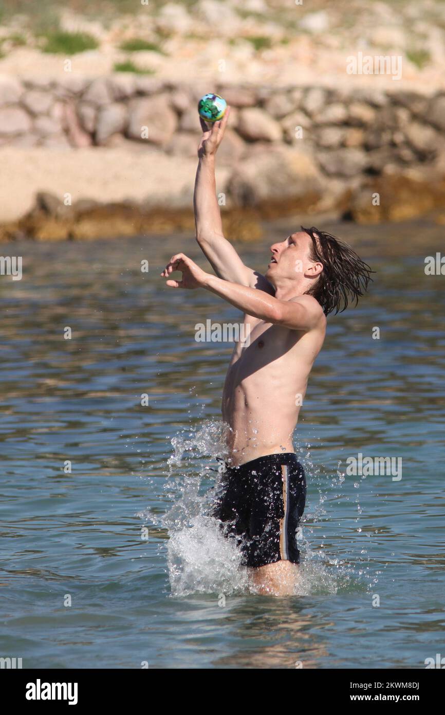 **FOTO ESCLUSIVA** il giocatore di calcio Luka Modric sulla spiaggia vicino a Zara gioca a picigin con gli amici. Foto Stock