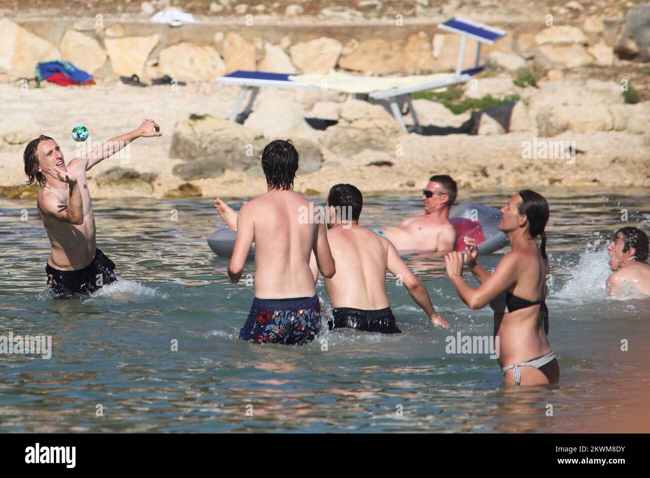 **FOTO ESCLUSIVA** il giocatore di calcio Luka Modric sulla spiaggia vicino a Zara gioca a picigin con gli amici. Foto Stock