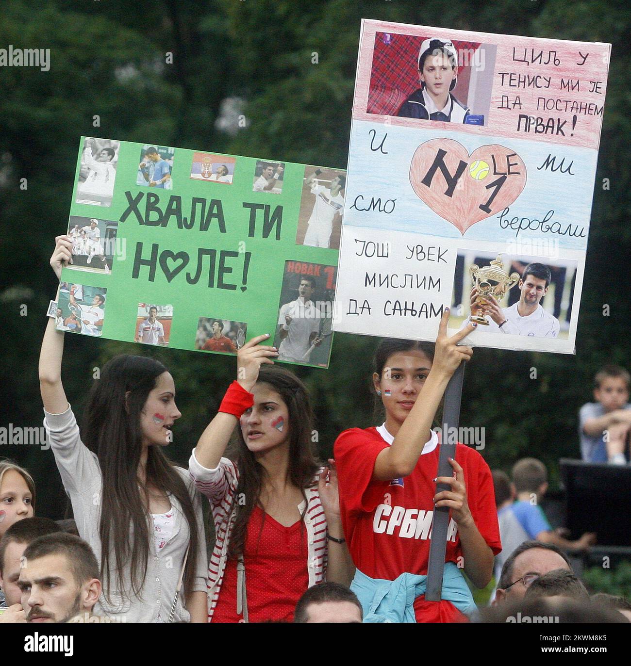 I tifosi aspettano Novak Djokovic, che ha vinto la domenica a Wimbledon e ora il tennis numero 1, ha ricevuto il benvenuto di un eroe quando è tornato a Belgrado, dove decine di migliaia di persone hanno un eroe Benvenuto. Molti giovani si erano riuniti al di fuori del parlamento serbo, sventolando bandiere di Serbia e cartelli che recitavano: 'Nola, noi ti amiamo', o 'Nole, il re', riferendosi al soprannome del giocatore. 04.07.2011, Belgrado, Serbia. Foto: HaloPix/Pixsell Foto Stock