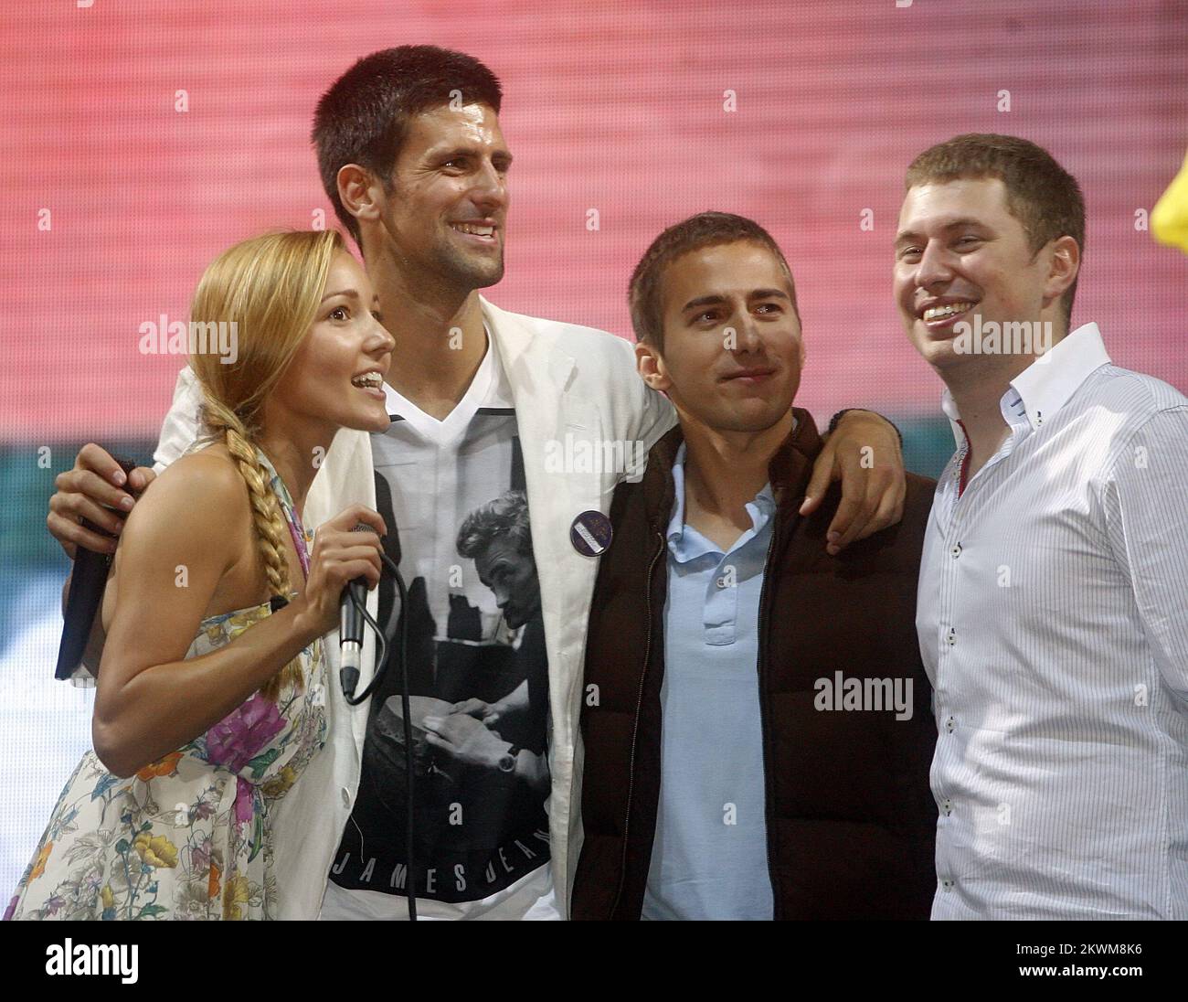Novak Djokovic con la sua ragazza Jelena Ristic e fratello Djordje Djokovic (centro). Novak Djokovic, che ha vinto domenica a Wimbledon e ora il tennis mondiale n° 1, ha ricevuto il benvenuto di un eroe quando è tornato a Belgrado, dove decine di migliaia di persone hanno un eroe Benvenuto. Molti giovani si erano riuniti al di fuori del parlamento serbo, sventolando bandiere di Serbia e cartelli che recitavano: 'Nola, noi ti amiamo', o 'Nole, il re', riferendosi al soprannome del giocatore. 04.07.2011, Belgrado, Serbia. Foto: HaloPix/Pixsell Foto Stock