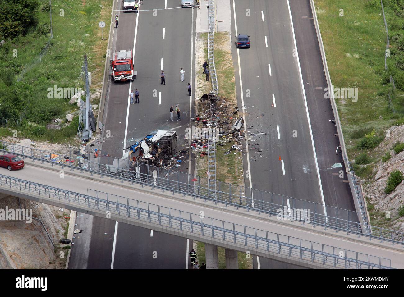 23.06.2012., Gospic, Croazia - otto turisti cechi sono stati uccisi e 44 feriti in un incidente di autobus sulla strada principale che collega la capitale croata Zagabria con la città costiera adriatica di Spalato intorno alle 4 L'autobus si schiantò attraverso le barriere metalliche nel mezzo dell'autostrada e rovesciò nella corsia opposta vicino ad un tunnel. Foto scattata da un elicottero. Foto: Zeljko Mrsic/PIXSELL Foto Stock