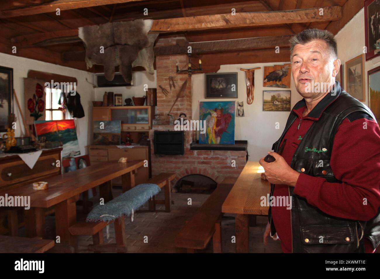 09.10.2012., Srijemska Mitrovica, Serbia - il formaggio più costoso è il formaggio serbo preparato su ordinazione derivato dal latte d'asino nella riserva Zasavica a nord di Belgrado, Serbia. Ciò che lo rende raro è il fatto che richiede oltre 25 litri di latte d'asino per un solo chilogrammo di formaggio, e 1 kg di questo formaggio costano 1000 euro. Poiché gli asini producono pochissimo latte, il latte viene raccolto da 100 asini balcanici che vivono nella Riserva Naturale Speciale Zasavica. Il formaggio Pule ha anche ottenuto il suo nome 'Pule dagli animali, come 'pule' è la parola serba per il nemico. Il formaggio Pule è anche Foto Stock