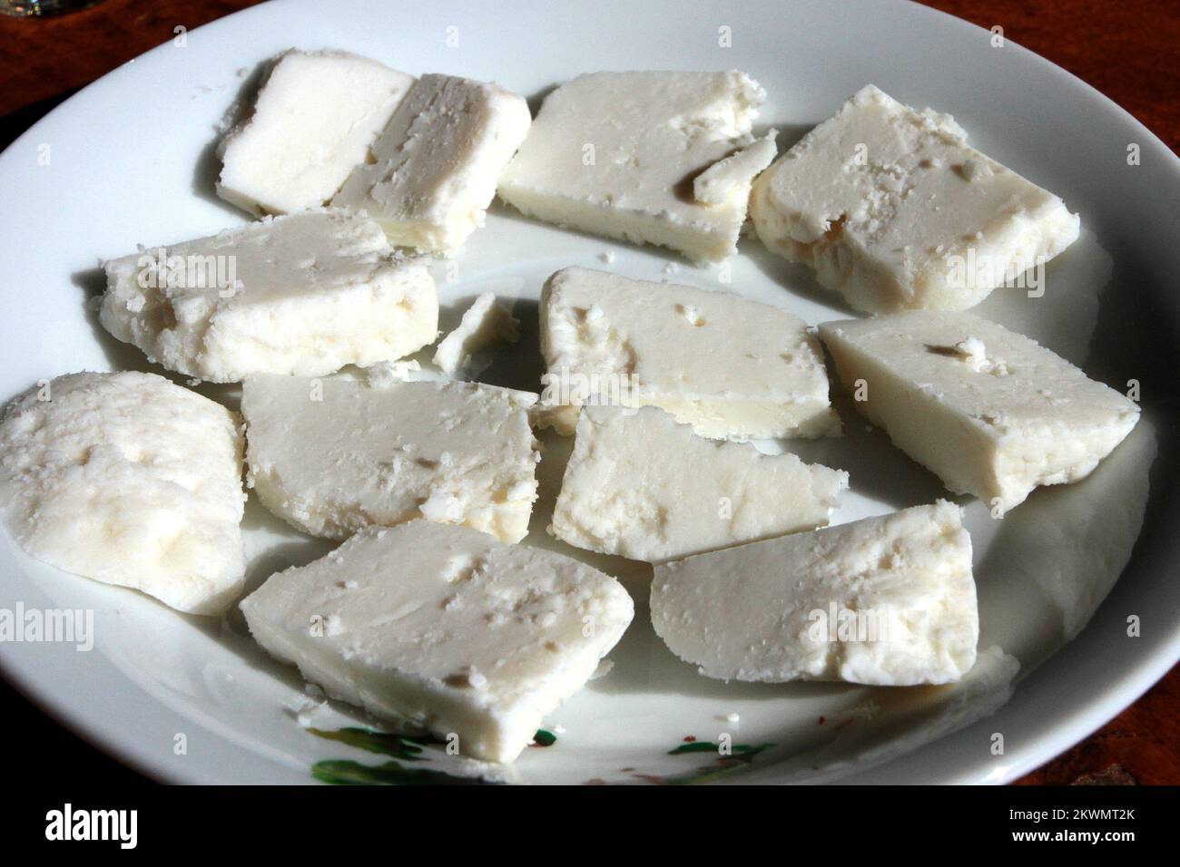 09.10.2012., Srijemska Mitrovica, Serbia - il formaggio più costoso è il formaggio serbo preparato su ordinazione derivato dal latte d'asino nella riserva Zasavica a nord di Belgrado, Serbia. Ciò che lo rende raro è il fatto che richiede oltre 25 litri di latte d'asino per un solo chilogrammo di formaggio, e 1 kg di questo formaggio costano 1000 euro. Poiché gli asini producono pochissimo latte, il latte viene raccolto da 100 asini balcanici che vivono nella Riserva Naturale Speciale Zasavica. Il formaggio Pule ha anche ottenuto il suo nome 'Pule dagli animali, come 'pule' è la parola serba per il nemico. Il formaggio Pule è anche Foto Stock