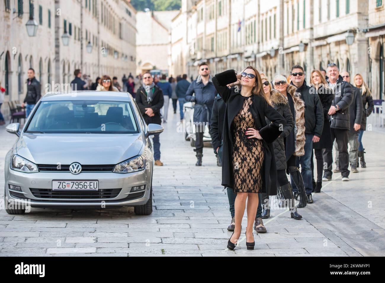 26.01.2013. Croazia, Dubrovnik - popolare cantante croata Severina sulla promozione del nuovo VW Golf ha attirato l'attenzione delle suore, sacerdoti e passanti che erano allo stesso tempo in una processione nel centro di Stradun. Foto: Grgo Jelavic/PIXSELL Foto Stock