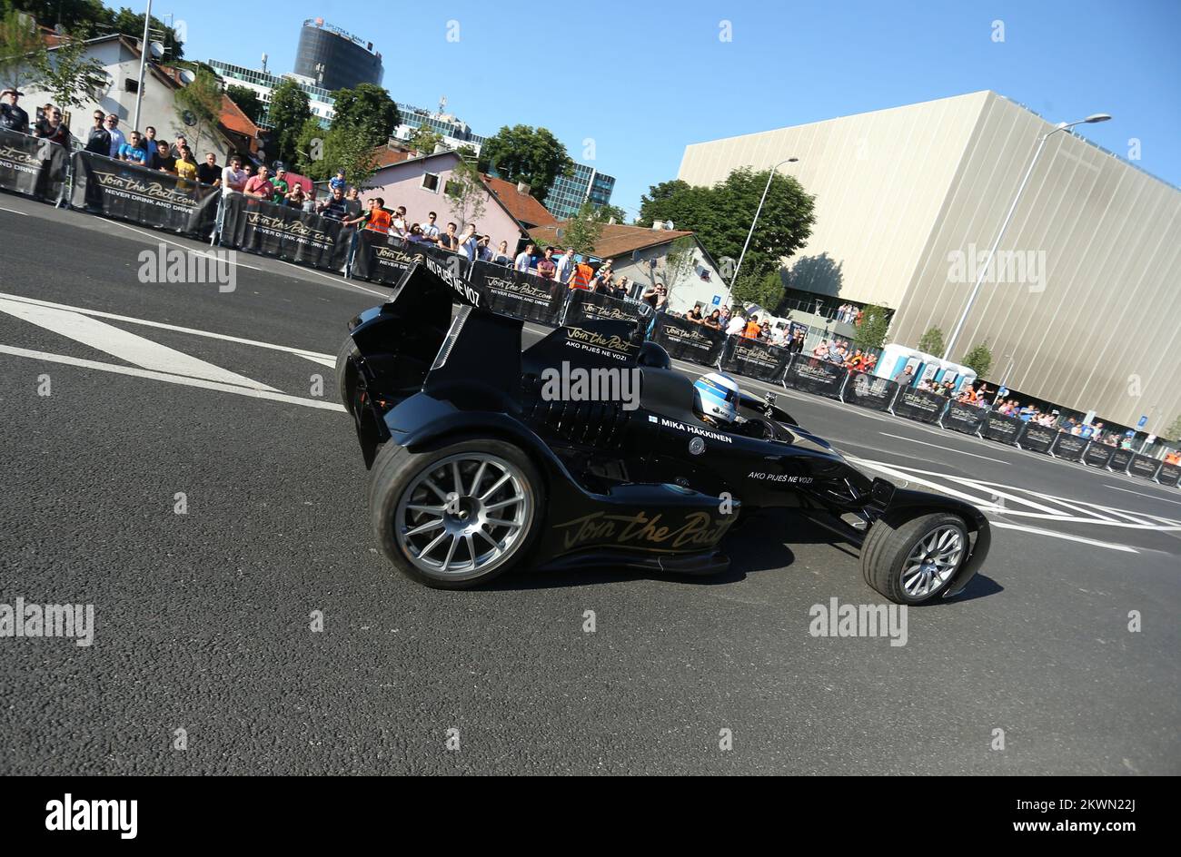 12.06.2013., Zagabria, Croazia - Zagabria ospita l’ambasciatore globale del marchio Johnnie Walker per il consumo responsabile di alcol e il due volte campione del mondo di Formula 1, Mika Hakkinen. Ha presentato la campagna partecipa al Patto, che trasmette il messaggio: “Se bevete, non guidate”. La campagna incoraggia i consumatori di tutto il mondo a impegnarsi personalmente a non bere e guidare mai. Mika Hakkinen e il suo team McLaren di Formula 1 dimostrano la Unisciti al Patto – Caparo T1 su una vettura chiusa di Radnicka Street. Alcuni visitatori hanno avuto la possibilità di andare per un giro con Mika Hakkinen e personalmente sperimentare il suo drivi Foto Stock