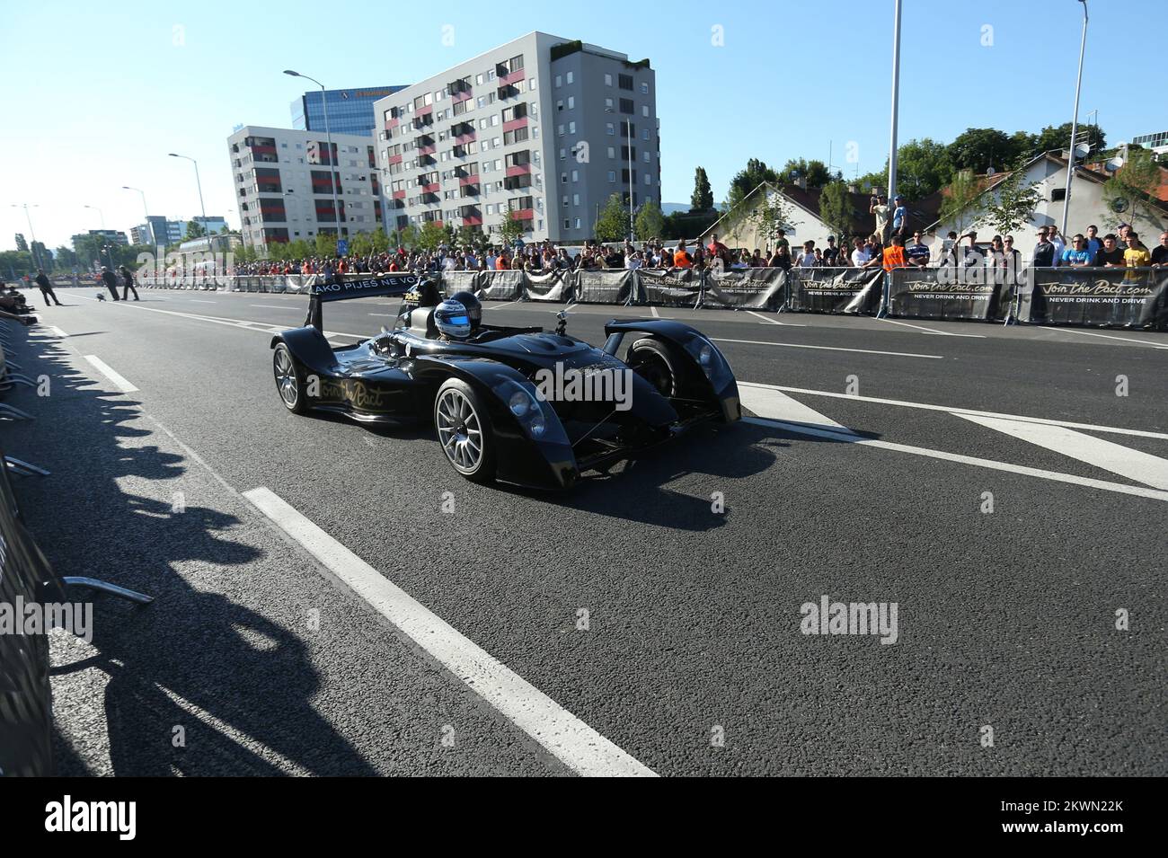 12.06.2013., Zagabria, Croazia - Zagabria ospita l’ambasciatore globale del marchio Johnnie Walker per il consumo responsabile di alcol e il due volte campione del mondo di Formula 1, Mika Hakkinen. Ha presentato la campagna partecipa al Patto, che trasmette il messaggio: “Se bevete, non guidate”. La campagna incoraggia i consumatori di tutto il mondo a impegnarsi personalmente a non bere e guidare mai. Mika Hakkinen e il suo team McLaren di Formula 1 dimostrano la Unisciti al Patto – Caparo T1 su una vettura chiusa di Radnicka Street. Alcuni visitatori hanno avuto la possibilità di andare per un giro con Mika Hakkinen e personalmente sperimentare il suo drivi Foto Stock
