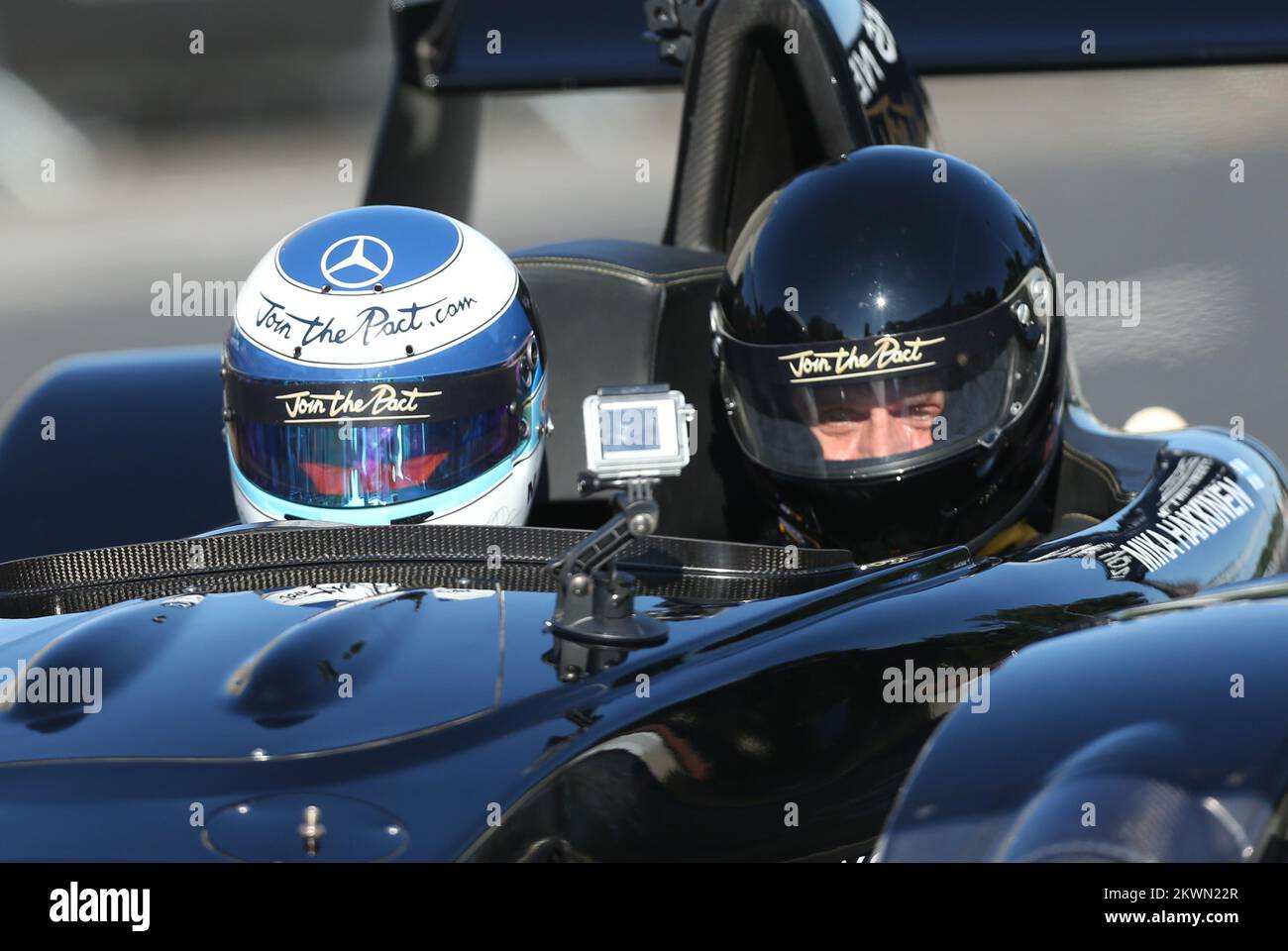 12.06.2013., Zagabria, Croazia - Zagabria ospita l’ambasciatore globale del marchio Johnnie Walker per il consumo responsabile di alcol e il due volte campione del mondo di Formula 1, Mika Hakkinen. Ha presentato la campagna partecipa al Patto, che trasmette il messaggio: “Se bevete, non guidate”. La campagna incoraggia i consumatori di tutto il mondo a impegnarsi personalmente a non bere e guidare mai. Mika Hakkinen e il suo team McLaren di Formula 1 dimostrano la Unisciti al Patto – Caparo T1 su una vettura chiusa di Radnicka Street. Alcuni visitatori hanno avuto la possibilità di andare per un giro con Mika Hakkinen e personalmente sperimentare il suo drivi Foto Stock
