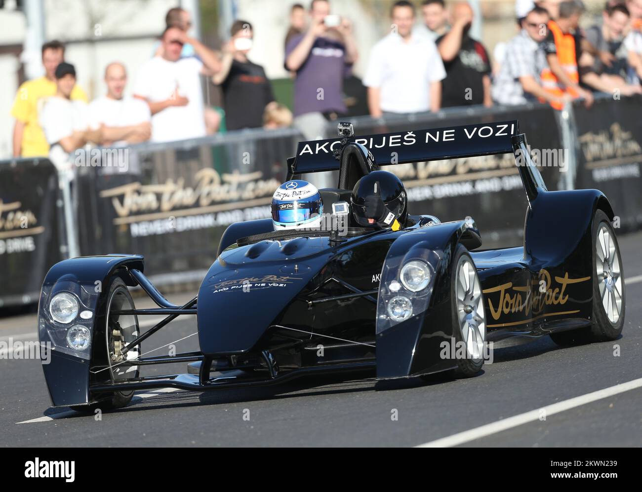 12.06.2013., Zagabria, Croazia - Zagabria ospita l’ambasciatore globale del marchio Johnnie Walker per il consumo responsabile di alcol e il due volte campione del mondo di Formula 1, Mika Hakkinen. Ha presentato la campagna partecipa al Patto, che trasmette il messaggio: “Se bevete, non guidate”. La campagna incoraggia i consumatori di tutto il mondo a impegnarsi personalmente a non bere e guidare mai. Mika Hakkinen e il suo team McLaren di Formula 1 dimostrano la Unisciti al Patto – Caparo T1 su una vettura chiusa di Radnicka Street. Alcuni visitatori hanno avuto la possibilità di andare per un giro con Mika Hakkinen e personalmente sperimentare il suo drivi Foto Stock