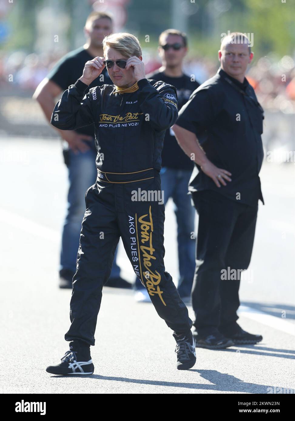 12.06.2013., Zagabria, Croazia - Zagabria ospita l’ambasciatore globale del marchio Johnnie Walker per il consumo responsabile di alcol e il due volte campione del mondo di Formula 1, Mika Hakkinen. Ha presentato la campagna partecipa al Patto, che trasmette il messaggio: “Se bevete, non guidate”. La campagna incoraggia i consumatori di tutto il mondo a impegnarsi personalmente a non bere e guidare mai. Mika Hakkinen e il suo team McLaren di Formula 1 dimostrano la Unisciti al Patto – Caparo T1 su una vettura chiusa di Radnicka Street. Alcuni visitatori hanno avuto la possibilità di andare per un giro con Mika Hakkinen e personalmente sperimentare il suo drivi Foto Stock