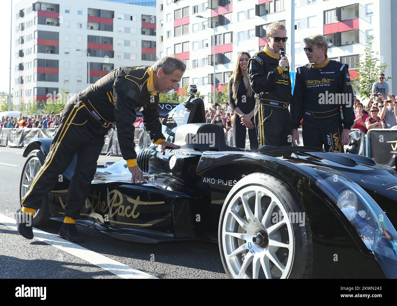 12.06.2013., Zagabria, Croazia - Zagabria ospita l’ambasciatore globale del marchio Johnnie Walker per il consumo responsabile di alcol e il due volte campione del mondo di Formula 1, Mika Hakkinen. Ha presentato la campagna partecipa al Patto, che trasmette il messaggio: “Se bevete, non guidate”. La campagna incoraggia i consumatori di tutto il mondo a impegnarsi personalmente a non bere e guidare mai. Mika Hakkinen e il suo team McLaren di Formula 1 dimostrano la Unisciti al Patto – Caparo T1 su una vettura chiusa di Radnicka Street. Alcuni visitatori hanno avuto la possibilità di andare per un giro con Mika Hakkinen e personalmente sperimentare il suo drivi Foto Stock
