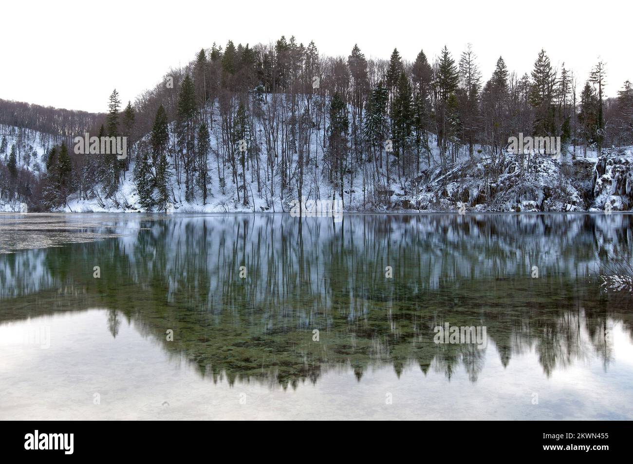 Croazia come 28th Stato membro dell'UE: Parco nazionale Plitvicka jezera Parco nazionale Plitvicka jezera è il parco nazionale croato più grande, più antico e più popolare. Rappresenta un'area montana boschiva in una serie di 16 piccoli e grandi laghi blu cristallo. Il lago riceve acqua da numerosi fiumi e torrenti, e sono collegati da cascate e cascate. Barriere di travertino, che sono state fatte ?????? nel periodo di diecimila anni fa, una delle caratteristiche fondamentali del parco. La particolare posizione geografica e le specifiche condizioni climatiche hanno contribuito alla nascita dell'uomo Foto Stock