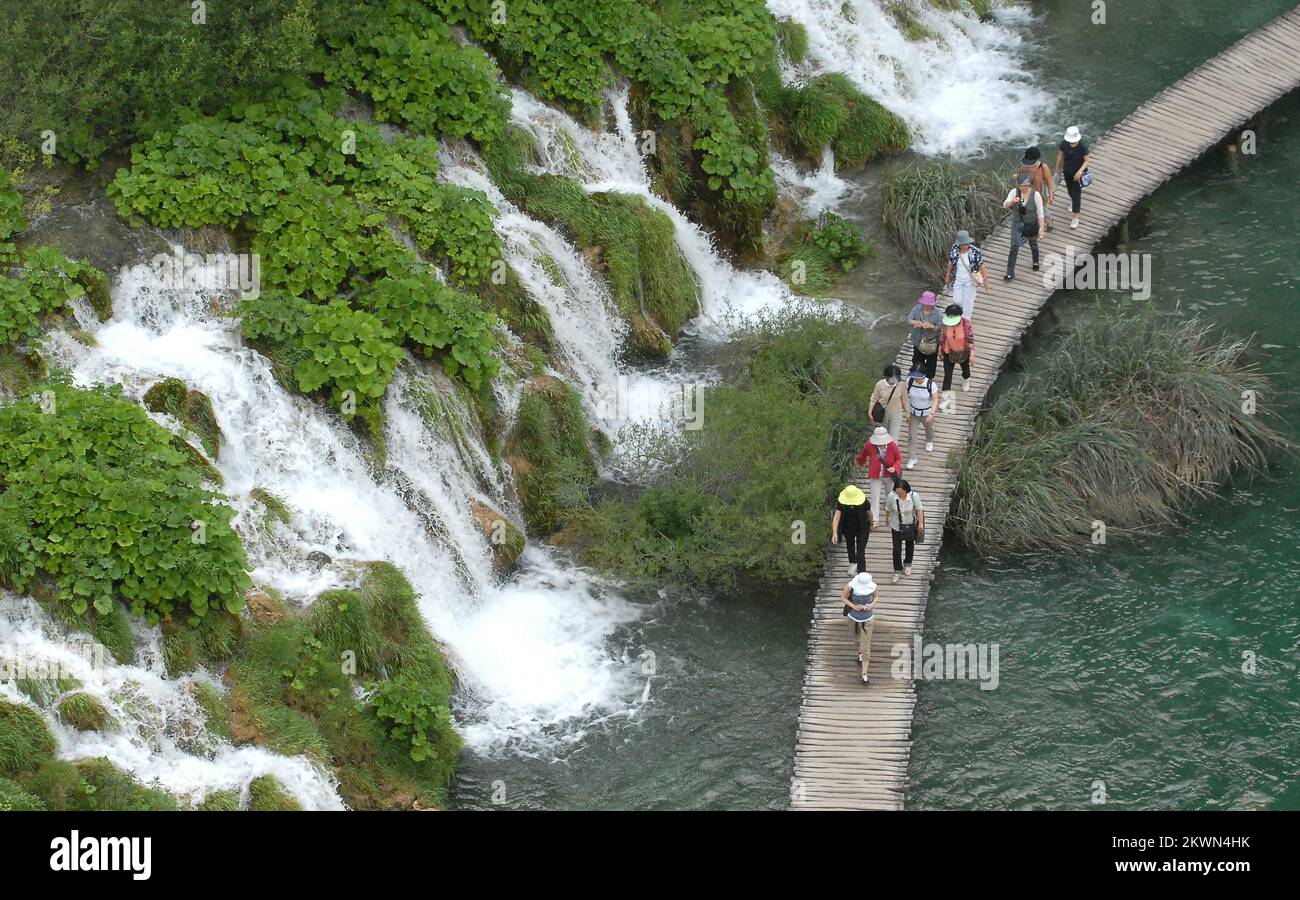 Croazia come 28th Stato membro dell'UE: Parco nazionale Plitvicka jezera Parco nazionale Plitvicka jezera è il parco nazionale croato più grande, più antico e più popolare. Rappresenta un'area montana boschiva in una serie di 16 piccoli e grandi laghi blu cristallo. Il lago riceve acqua da numerosi fiumi e torrenti, e sono collegati da cascate e cascate. Barriere di travertino, che sono state fatte ?????? nel periodo di diecimila anni fa, una delle caratteristiche fondamentali del parco. La particolare posizione geografica e le specifiche condizioni climatiche hanno contribuito alla nascita dell'uomo Foto Stock