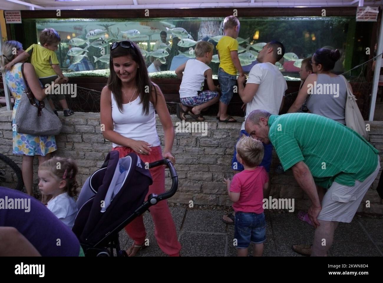 18.07.2013., Zaton,Croazia - Acquario con pesce vivo di fronte ad uno dei ristoranti nella località turistica Zaton attira l'attenzione dei turisti, soprattutto bambini Foto: Zeljko Mrsic/PIXSELL Foto Stock