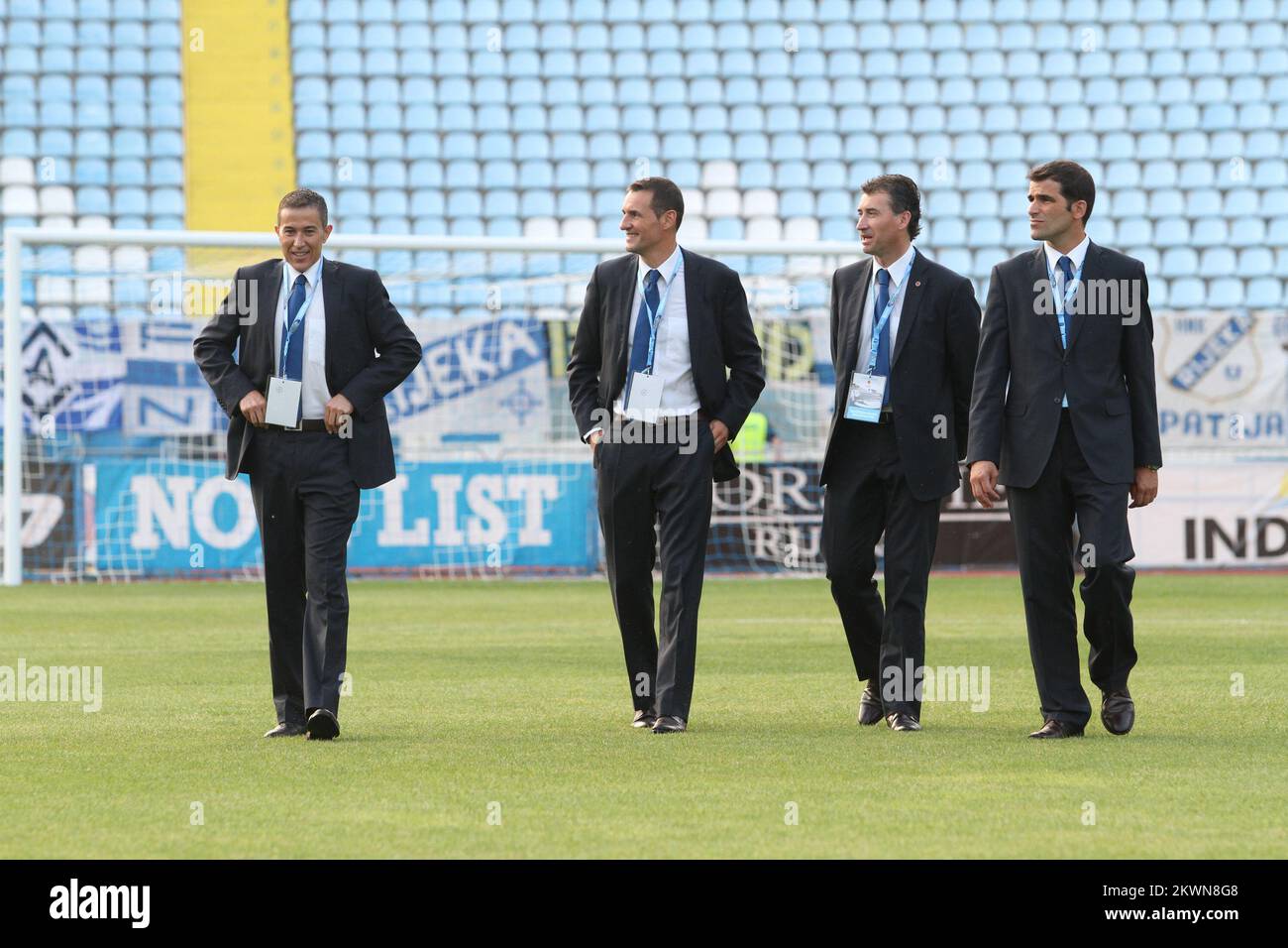 18.07.2013., Croazia, Rijeka - 2nd° turno di qualificazione della Lega d'Europa allo stadio Kantrida. HNK Rijeka - Prestatyn Town FC. I giudici spagnoli Carlos Gomez, Javier Rodriguez, Luis Fernando Martinez e Ignacio Villanueva stanno controllando la corte. Foto: Goran Kovacic/PIXSELL Foto Stock