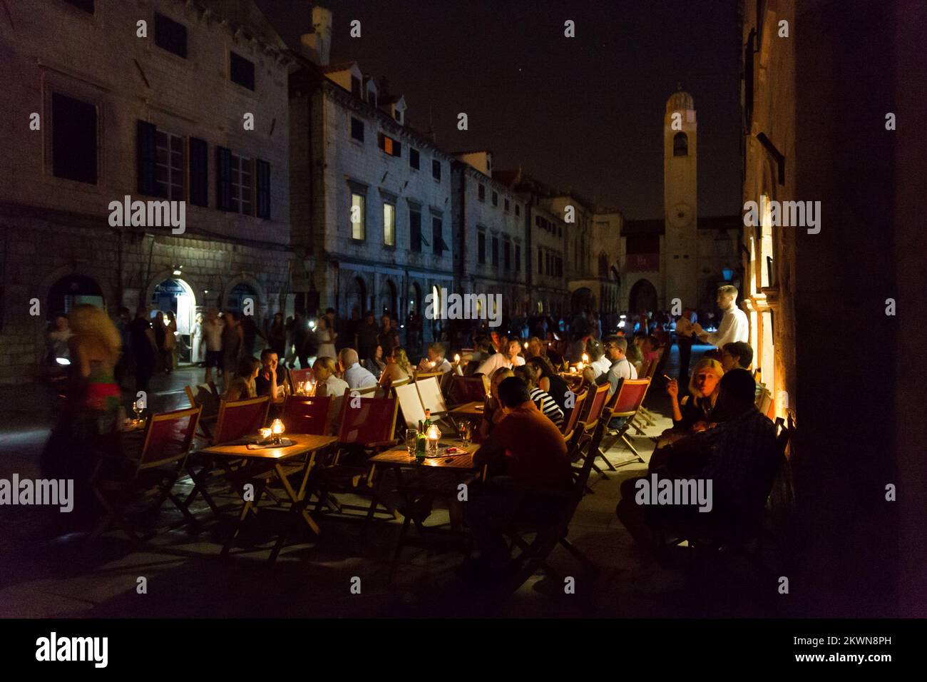 17.07.2013., Stradun, Dubrovnik, Croazia - la strada principale della città vecchia di Dubrovnik ha avuto un'incandescenza inquietante ieri sera mentre le luci di strada sono andato fuori. A causa di un grave guasto in una delle sottostazioni della Città Vecchia, l'illuminazione pubblica della strada si è esaurita, lasciando la strada affollata Dubrovnik nelle immediate vicinanze del buio. Il potere ha lasciato la metà della strada principale, Stradun, attraverso la storica Città Vecchia nel buio, e i turisti sembravano bemused come vagabondavano nel buio. Foto: Grgo Jelavic/PIXSELL Foto Stock