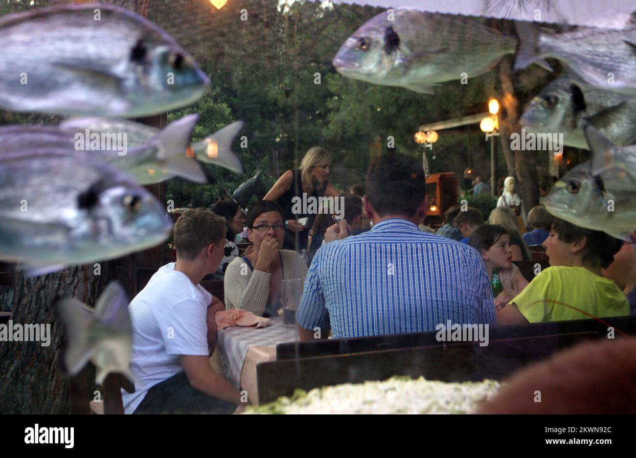18.07.2013., Zaton,Croazia - Acquario con pesce vivo di fronte ad uno dei ristoranti nella località turistica Zaton attira l'attenzione dei turisti, soprattutto bambini Foto: Zeljko Mrsic/PIXSELL Foto Stock