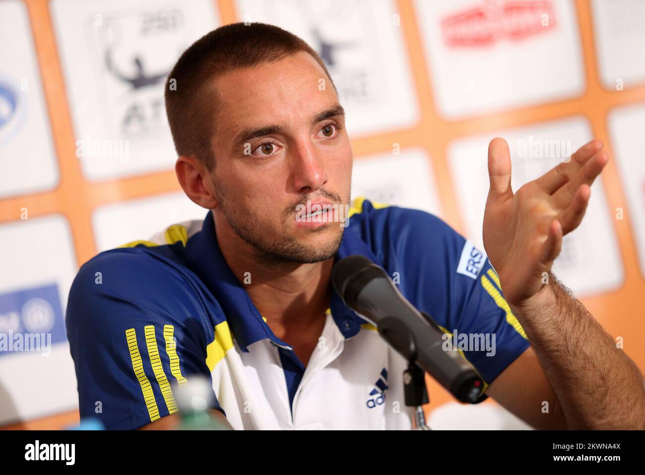 25.07.2013., Umag, Croazia - 24. Vegeta Croatia Open tennis Tournament, conferenza stampa di Viktor Troicki e il suo manager.The tennista serbo Viktor Troicki è stato vietato per 18 mesi per una violazione del programma anti-doping tennis, la Federazione Internazionale di Tennis ha annunciato.Troicki, 27, Non è riuscito a fornire un campione di sangue quando richiesto durante i test in concorso al Monte Carlo Masters il 15 aprile. Troicki ha detto di aver chiesto il permesso di essere scusato il test di sangue a causa di sentirsi mala, ma che la spiegazione è stata respinta dal governo body.His sospensione inizia immed Foto Stock