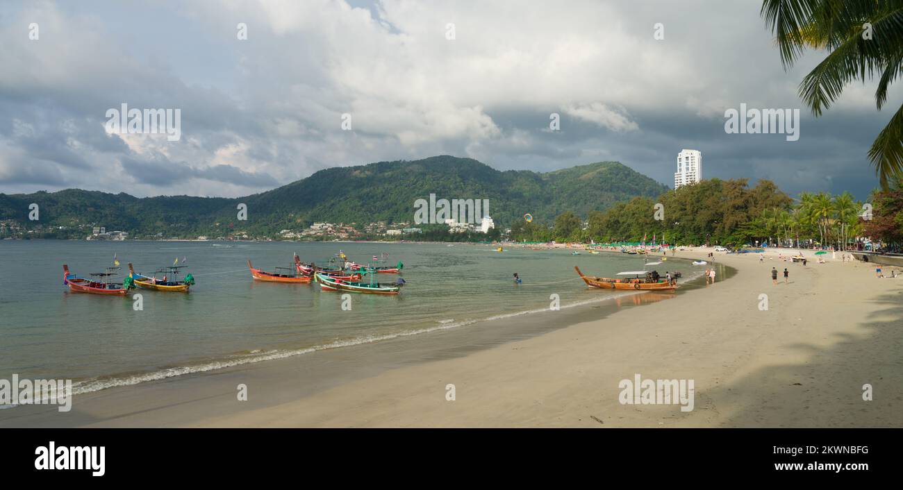 Spiaggia di Patong, Phuket, Thailandia - 29 novembre 2022: Una vista pomeridiana della famosa spiaggia di patong. E' una delle spiagge piu' popolari della Thailandia. Foto Stock