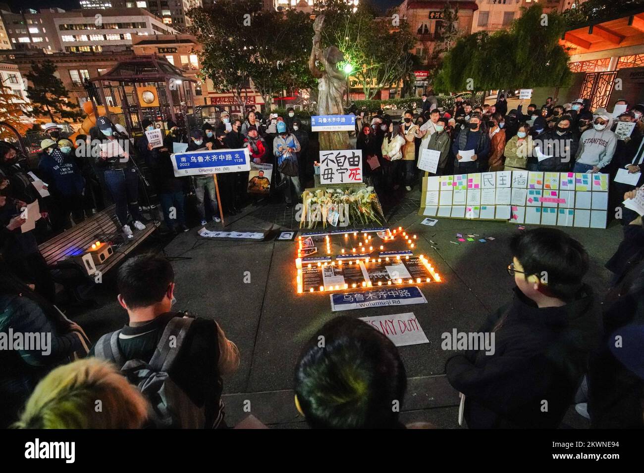 San Francisco, Stati Uniti. 29th Nov 2022. Una visione generale della dimostrazione. La popolazione cinese ha protestato contro le restrizioni anti-virus dal novembre 2022. Un sacco di persone in Cina ha marciato per le strade con documenti bianchi per richiedere facilità nelle regole covide e ha chiesto che il leader di quel paese si dimetta. La protesta è stata chiamata la 'rivoluzione del A4?. Centinaia di persone hanno partecipato a una manifestazione a sostegno dei manifestanti in Cina a Portsmouth Square a San Francisco. Credit: SOPA Images Limited/Alamy Live News Foto Stock