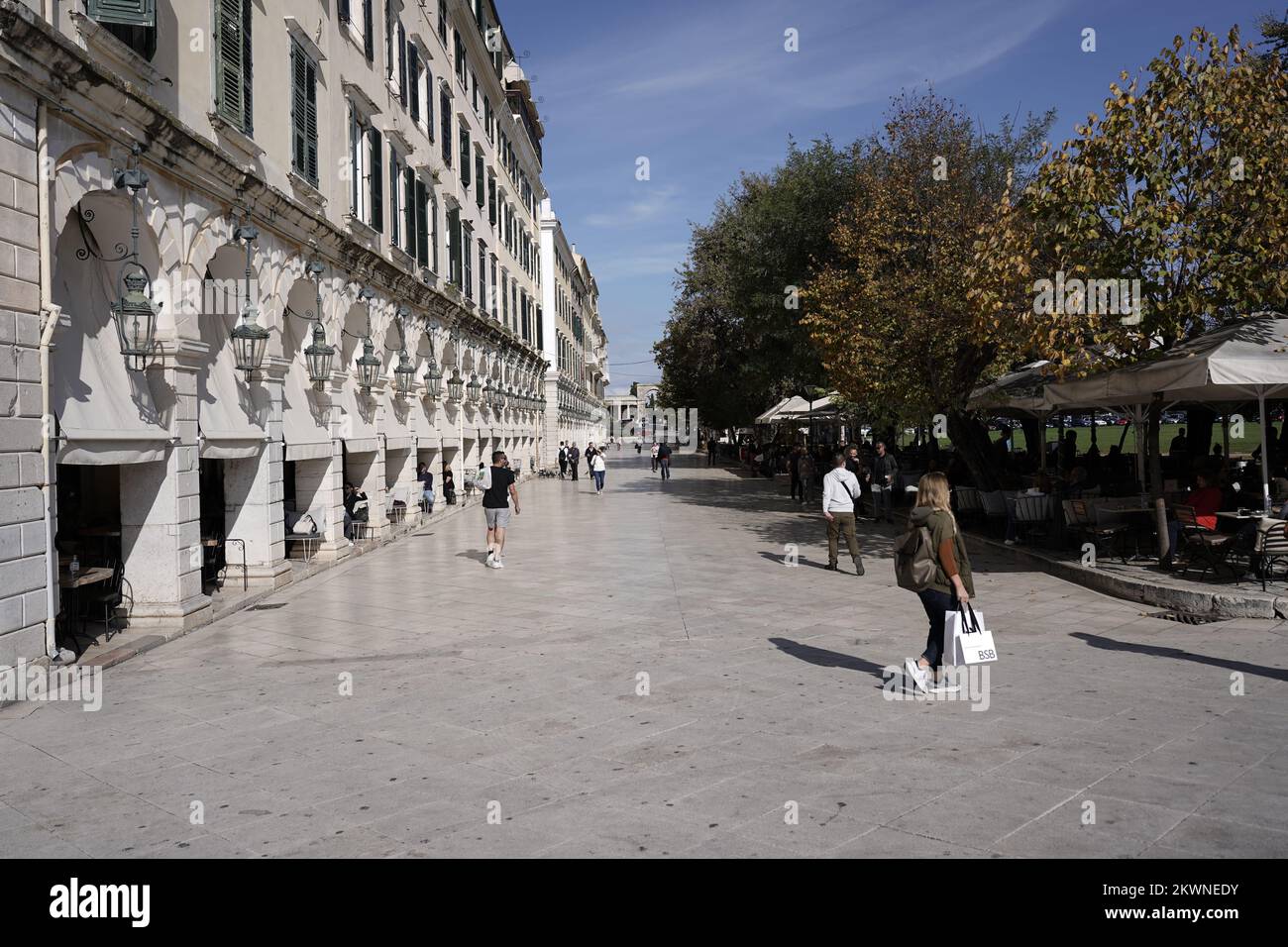 Isola di Corfù, Grecia, Piazza Liston città vecchia con People Walkin on Street Foto Stock