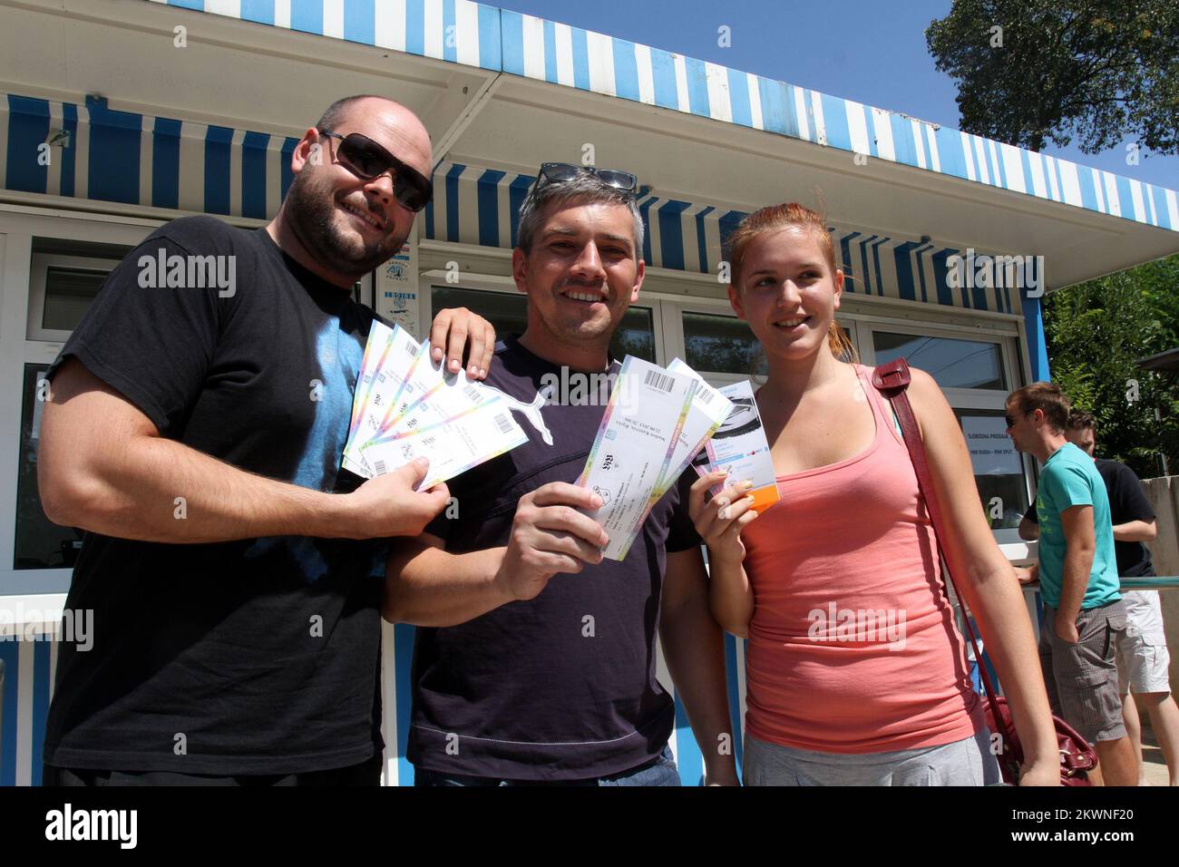 15/08/2013. Rijeka - Biglietti per la partita di calcio campionati europei tra Fiume - Stoccarda sono stati rilasciati oggi in vendita. Tutti i biglietti sono stati esauriti prima di mezzogiorno. I fortunati con i biglietti di fronte allo stadio Kantrida. Foto: Goran Kovacic / PIXSELL Foto Stock