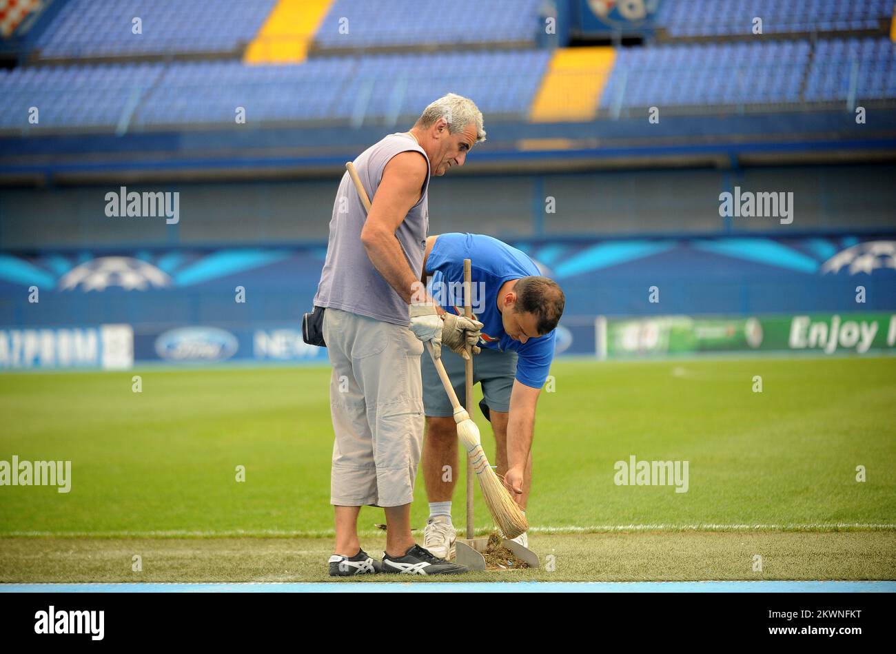 20/08/2013., Croazia/ Maksimir, Zagabria - opere di abbellimento dello stadio alla vigilia del quarto turno di qualificazione della Champions League, tra GNK Dinamo e FK Austria Wien. Foto: Daniel Kasap / PIXSELL Foto Stock