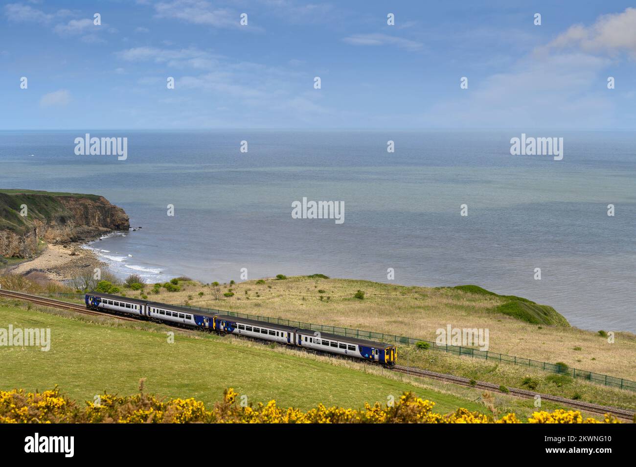 Treno passeggeri del Nord che viaggia ad alta velocità lungo la East Coast Main Line, Inghilterra. Foto Stock