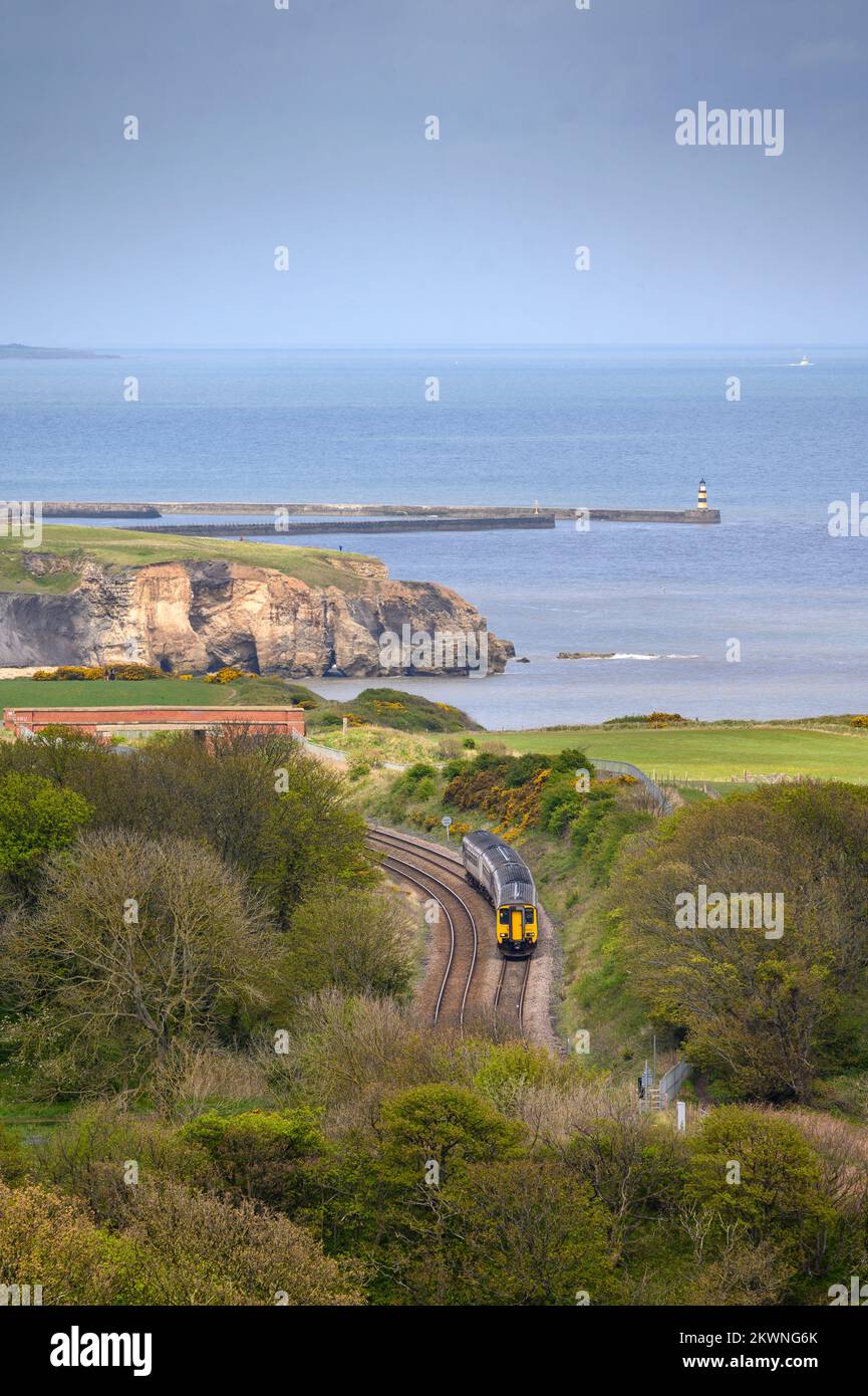 Treno passeggeri del Nord che viaggia ad alta velocità lungo la East Coast Main Line, Inghilterra. Foto Stock
