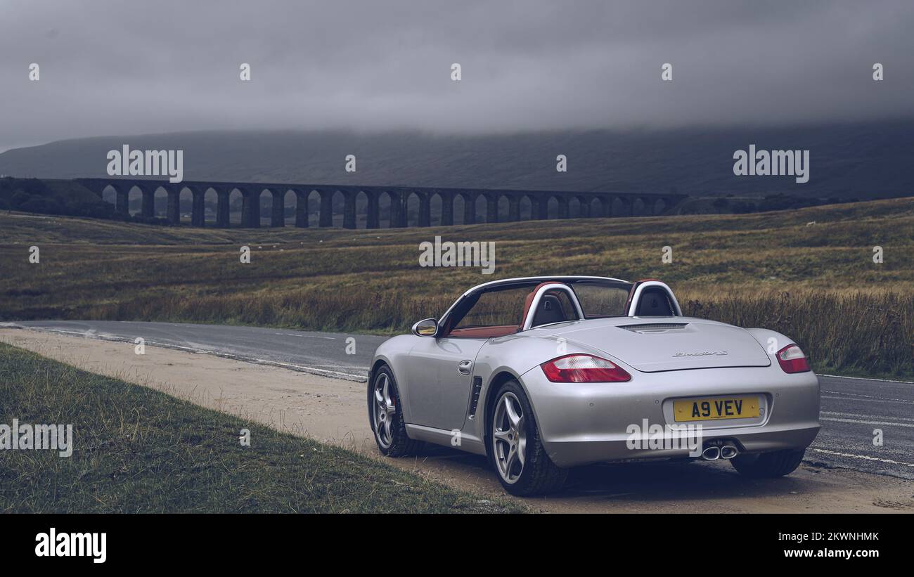 Vista posteriore di una vettura sportiva Porsche Boxster S. argentata. Foto Stock