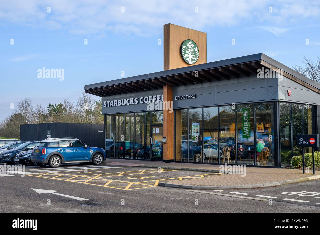 Starbucks presso i servizi Welcome Break sull'autostrada M11, Stansted, Inghilterra. Foto Stock
