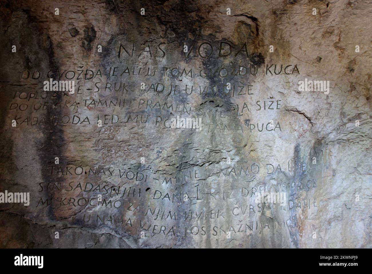 15.09.2013., Vis, Croazia - Grotta che fu usata dall'ex presidente jugoslavo Josip Broz Tito nel 1944. Durante la seconda guerra mondiale Cave si trova sull'isola di Vis vicino al villaggio chiamato Zena Glava. Eccetto Josip Broz Tito, la grotta fu usata come quartier generale dell'esercito partigiano. Foto: Boris Scitar/Vecernji list/PIXSELL Foto Stock 15.09.2013., Vis, Croazia - Grotta che fu usata dall'ex presidente jugoslavo Josip Broz Tito nel 1944. Durante la seconda guerra mondiale Cave si trova sull'isola di Vis vicino al villaggio chiamato Zena Glava. Eccetto Josip Broz Tito, la grotta fu usata come quartier generale dell'esercito partigiano. Foto: Boris Scitar/Vecernji list/PIXSELL Foto Stock