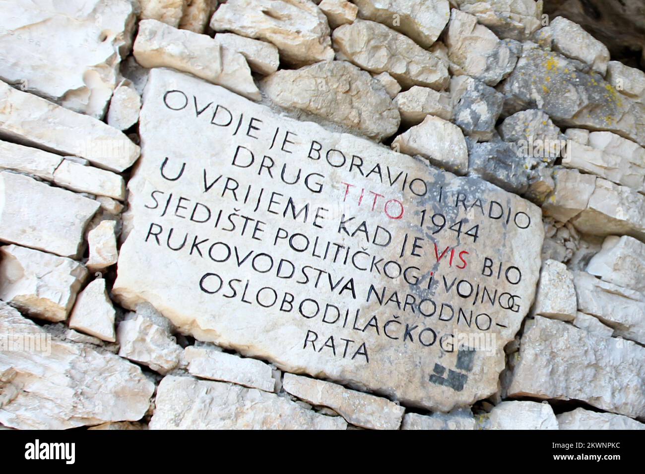 15.09.2013., Vis, Croazia - Grotta che fu usata dall'ex presidente jugoslavo Josip Broz Tito nel 1944. Durante la seconda guerra mondiale Cave si trova sull'isola di Vis vicino al villaggio chiamato Zena Glava. Eccetto Josip Broz Tito, la grotta fu usata come quartier generale dell'esercito partigiano. Foto: Boris Scitar/Vecernji list/PIXSELL Foto Stock 15.09.2013., Vis, Croazia - Grotta che fu usata dall'ex presidente jugoslavo Josip Broz Tito nel 1944. Durante la seconda guerra mondiale Cave si trova sull'isola di Vis vicino al villaggio chiamato Zena Glava. Eccetto Josip Broz Tito, la grotta fu usata come quartier generale dell'esercito partigiano. Foto: Boris Scitar/Vecernji list/PIXSELL Foto Stock