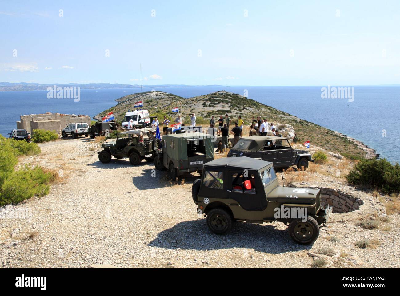 14.09.2013., isola di Zirje, Croazia - sull'isola di Zirje si celavano giorni di orgoglio e gloria. Gli ospiti hanno appreso i giorni di guerra e la storia. E 'stato organizzato tour per esplorare le posazioni da dove i soldati difesero la città di Sibenik. Alla celebrazione hanno partecipato le vecchie jeep militari auto-anche partecipanti della guerra. I visitatori della celebrazione sono stati nella famosa Rose Barracks Croazia. Foto: Dusko Jaramaz/PIXSELL Foto Stock