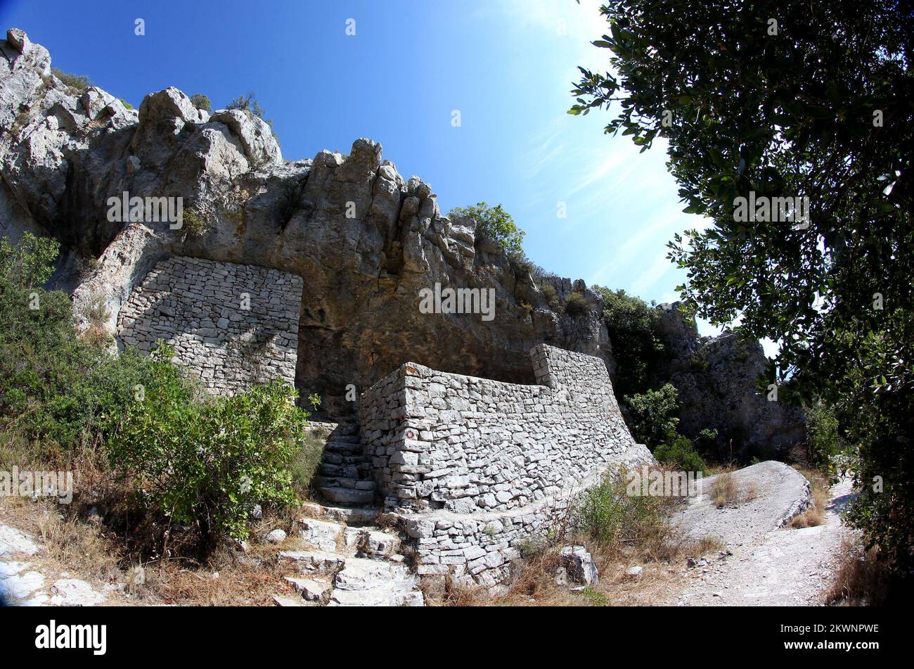 15.09.2013., Vis, Croazia - Grotta che fu usata dall'ex presidente jugoslavo Josip Broz Tito nel 1944. Durante la seconda guerra mondiale Cave si trova sull'isola di Vis vicino al villaggio chiamato Zena Glava. Eccetto Josip Broz Tito, la grotta fu usata come quartier generale dell'esercito partigiano. Foto: Boris Scitar/Vecernji list/PIXSELL Foto Stock 15.09.2013., Vis, Croazia - Grotta che fu usata dall'ex presidente jugoslavo Josip Broz Tito nel 1944. Durante la seconda guerra mondiale Cave si trova sull'isola di Vis vicino al villaggio chiamato Zena Glava. Eccetto Josip Broz Tito, la grotta fu usata come quartier generale dell'esercito partigiano. Foto: Boris Scitar/Vecernji list/PIXSELL Foto Stock