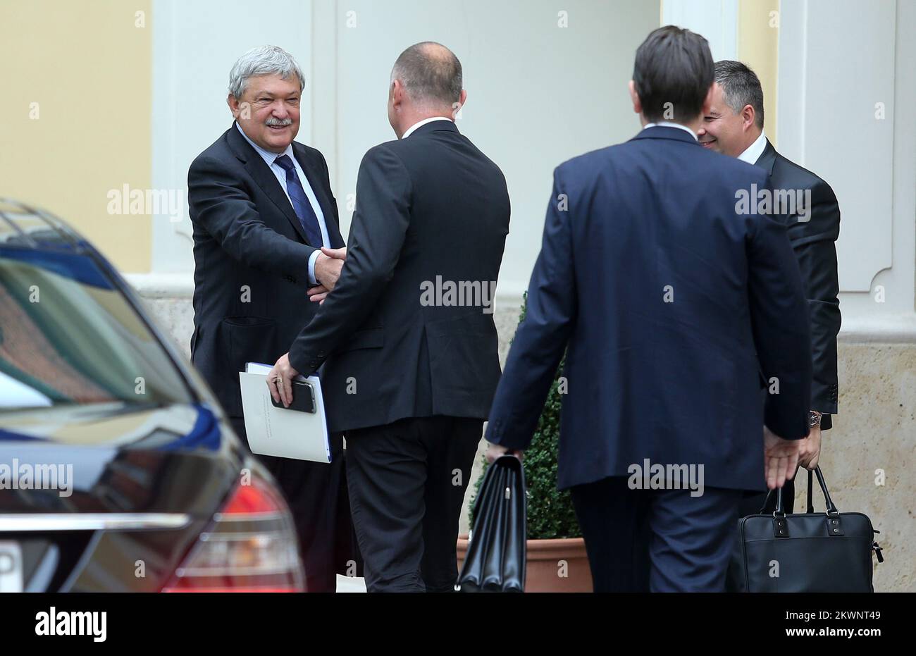 18.09.2013., Zagabria, Croazia - incontro del governo croato con i capi di governo del MOL ungherese sul futuro e la storia dell'INA Industrija nafte (compagnia petrolifera) di proprietà congiunta. Il governo di Roatia ha nominato il Ministro dell’Economia Ivan Vrdoljak capo della squadra negoziale. Mol, che detiene il 49,1% del raffinatore croato, ha ottenuto il controllo della società nell'accordo di partecipazione del 2009. Ivo Sanader, all’epoca primo ministro croato, sta servendo un periodo di 10 anni di reclusione per corruzione sul suo ruolo nell’accordo, nonché in un caso separato che coinvolgeva la Hypo Alpe-Adria-Bank austriaca. Foto: Foto Stock