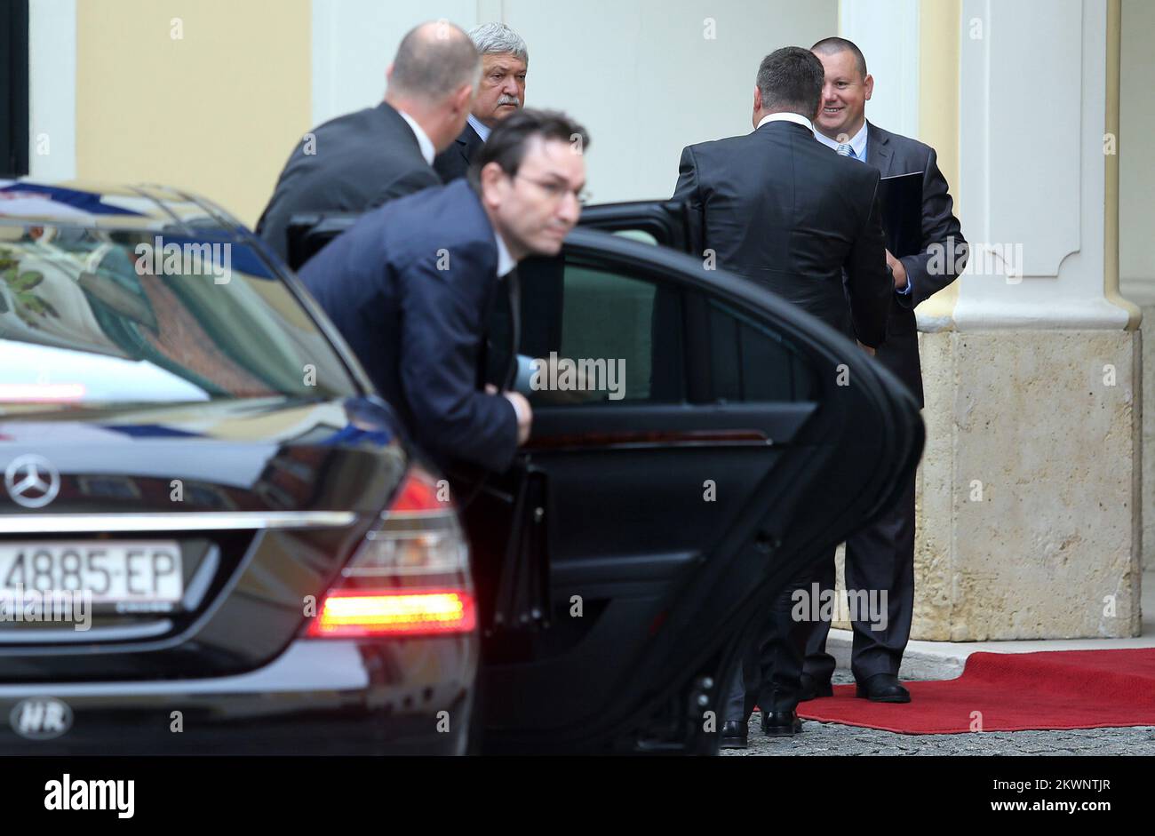 18.09.2013., Zagabria, Croazia - incontro del governo croato con i capi di governo del MOL ungherese sul futuro e la storia dell'INA Industrija nafte (compagnia petrolifera) di proprietà congiunta. Il governo di Roatia ha nominato il Ministro dell’Economia Ivan Vrdoljak capo della squadra negoziale. Mol, che detiene il 49,1% del raffinatore croato, ha ottenuto il controllo della società nell'accordo di partecipazione del 2009. Ivo Sanader, all’epoca primo ministro croato, sta servendo un periodo di 10 anni di reclusione per corruzione sul suo ruolo nell’accordo, nonché in un caso separato che coinvolgeva la Hypo Alpe-Adria-Bank austriaca. Foto: Foto Stock