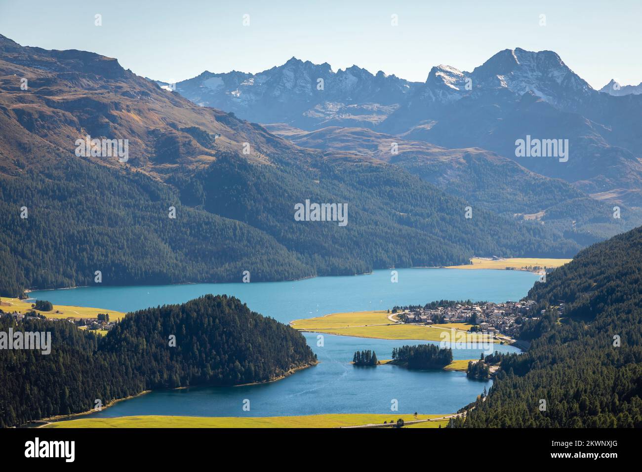 Sopra il lago di Sils e Maloja dall'alta Engadina, Graubunden, Svizzera Foto Stock